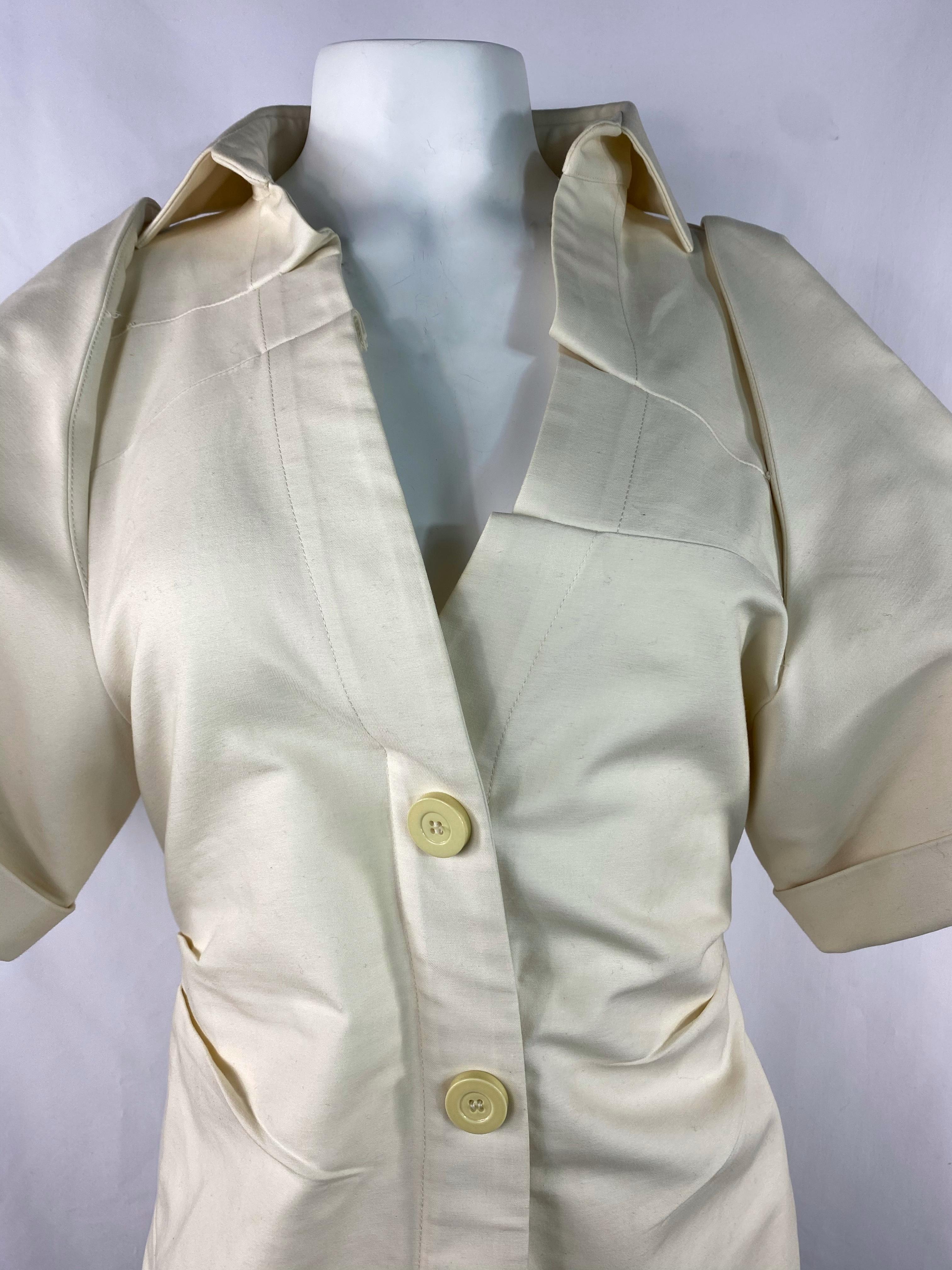 Détails du produit :

La chemise est conçue par Jacquemus, elle comporte deux fermetures à boutons sur le devant ainsi qu'une fermeture à glissière dissimulée à l'arrière, un col, une ligne de col en V et de larges manches courtes.