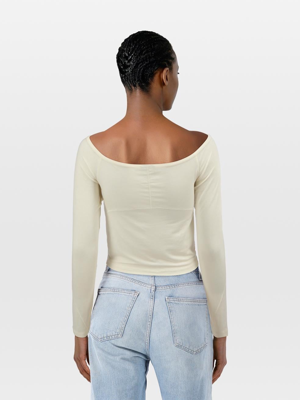 El ESTADO es Muy bueno. Se aprecia un desgaste mínimo en la parte superior. Desplume en el tejido del dobladillo y la manga izquierda de esta prenda usada de reventa del diseñador Jacquemus.
 

 

 

 Detalles
 

 

 Crudo
 

 Lyocell
 

 Top
 

