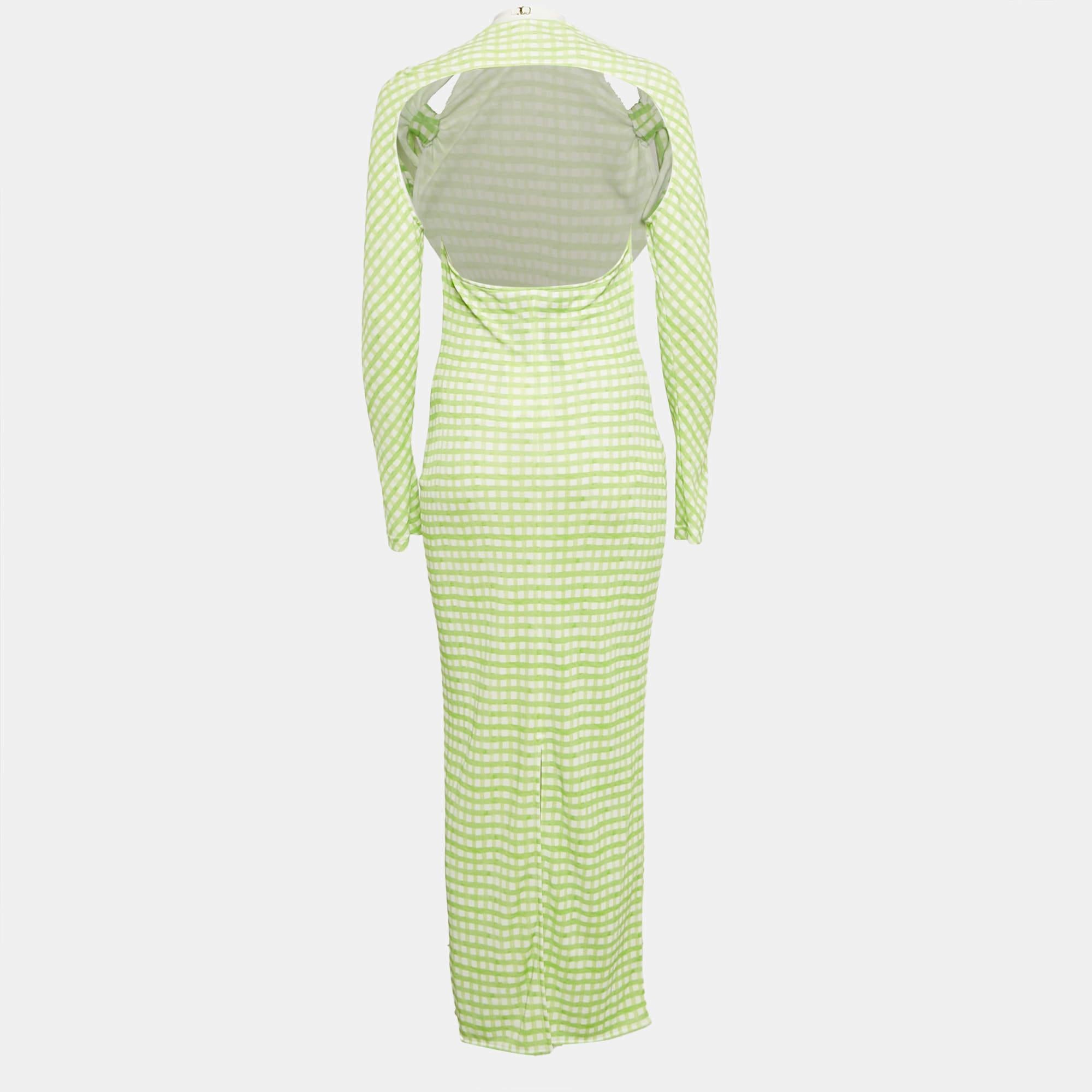 This stylish midi dress exudes elegance and sophistication. Its flattering length falls between the knee and ankle offering a versatile option for various occasions. With its chic design it combines modern trends with timeless charm making it a must