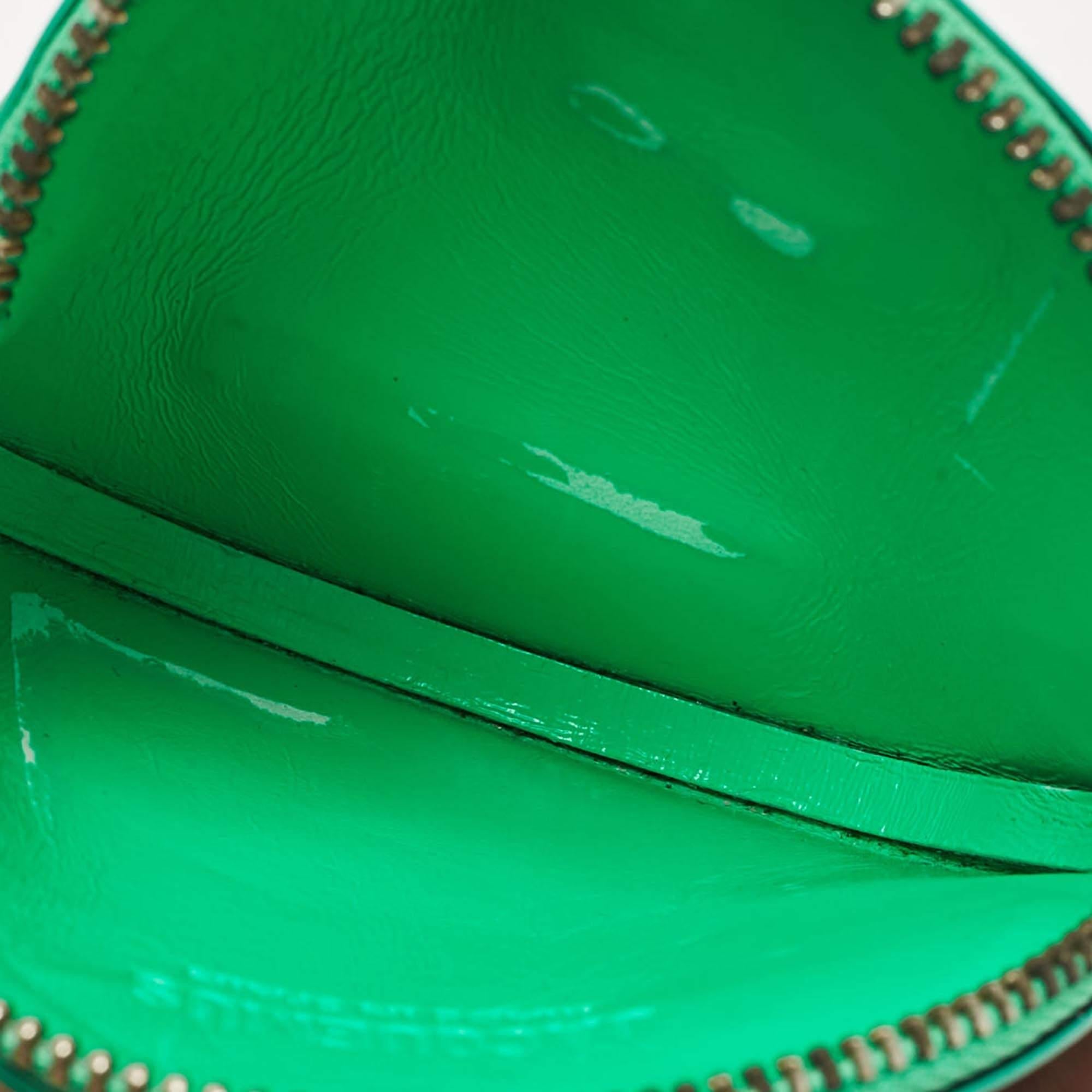 Decorated with signatory motifs and flaunting a rounded silhouette this Le Pitchou coin purse from Jacquemus grants you both beauty and utility. It is crafted using green leather with a logo lettering adorning the front. It displays silver tone