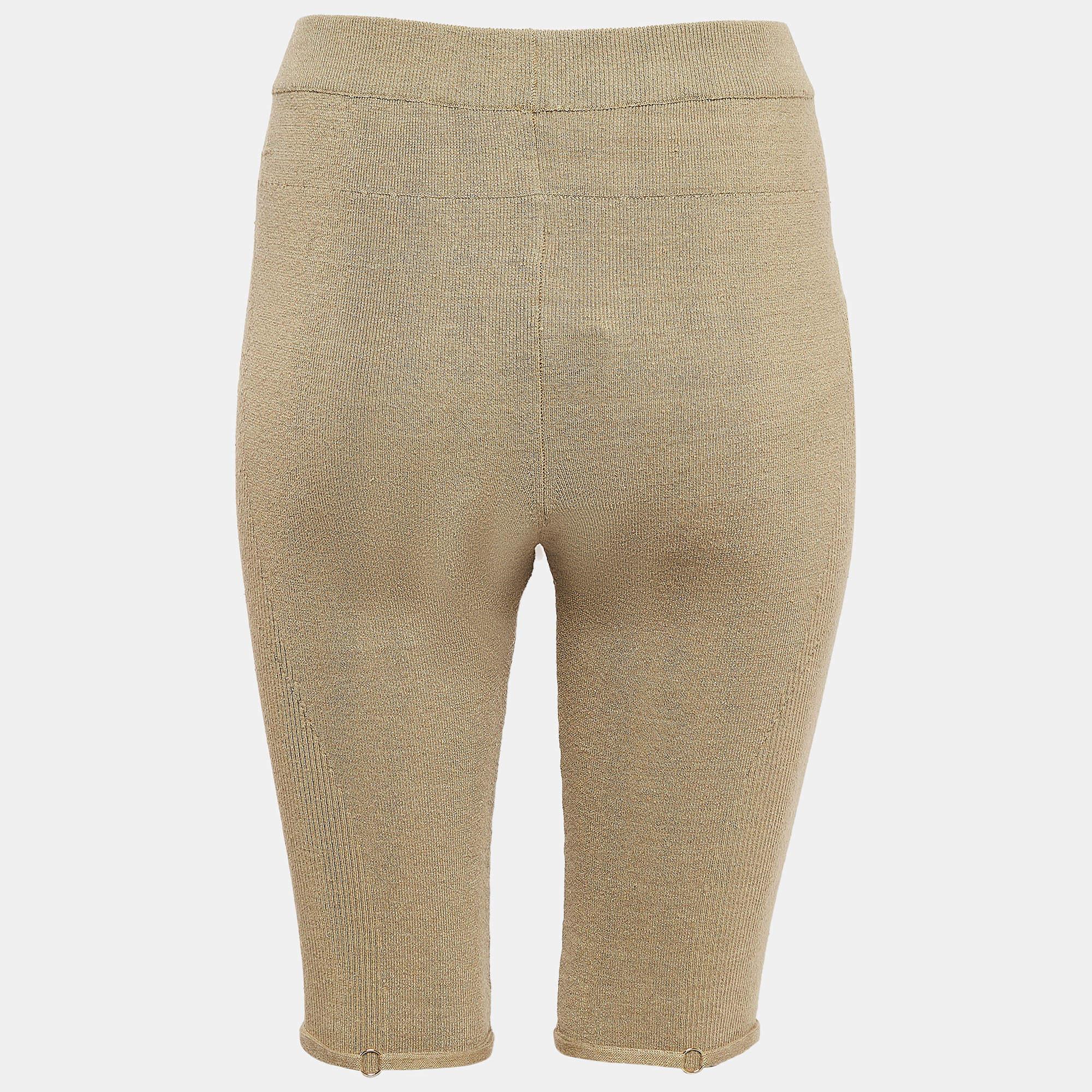 Ce short Sierra vert kaki de Jacquemus est réalisé en lin mélangé pour un look léger.  sensation de respirabilité. La coupe décontractée et la texture subtile confèrent un look élégant et confortable.  parfait pour les sorties estivales. Un chic