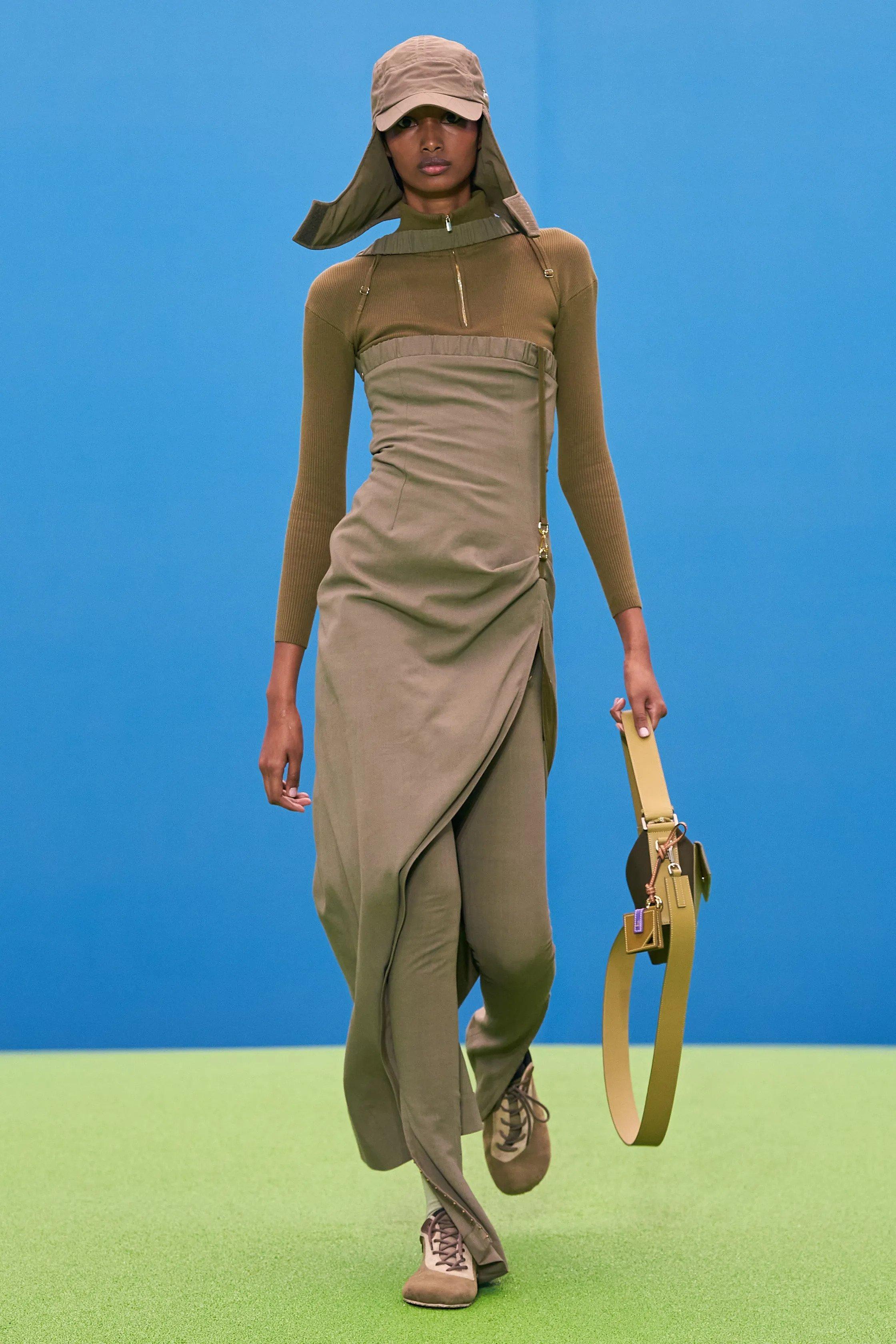 JACQUEMUS - Pull à col roulé en viscose vert kaki 2021 BORMIO 38 S en vente 3