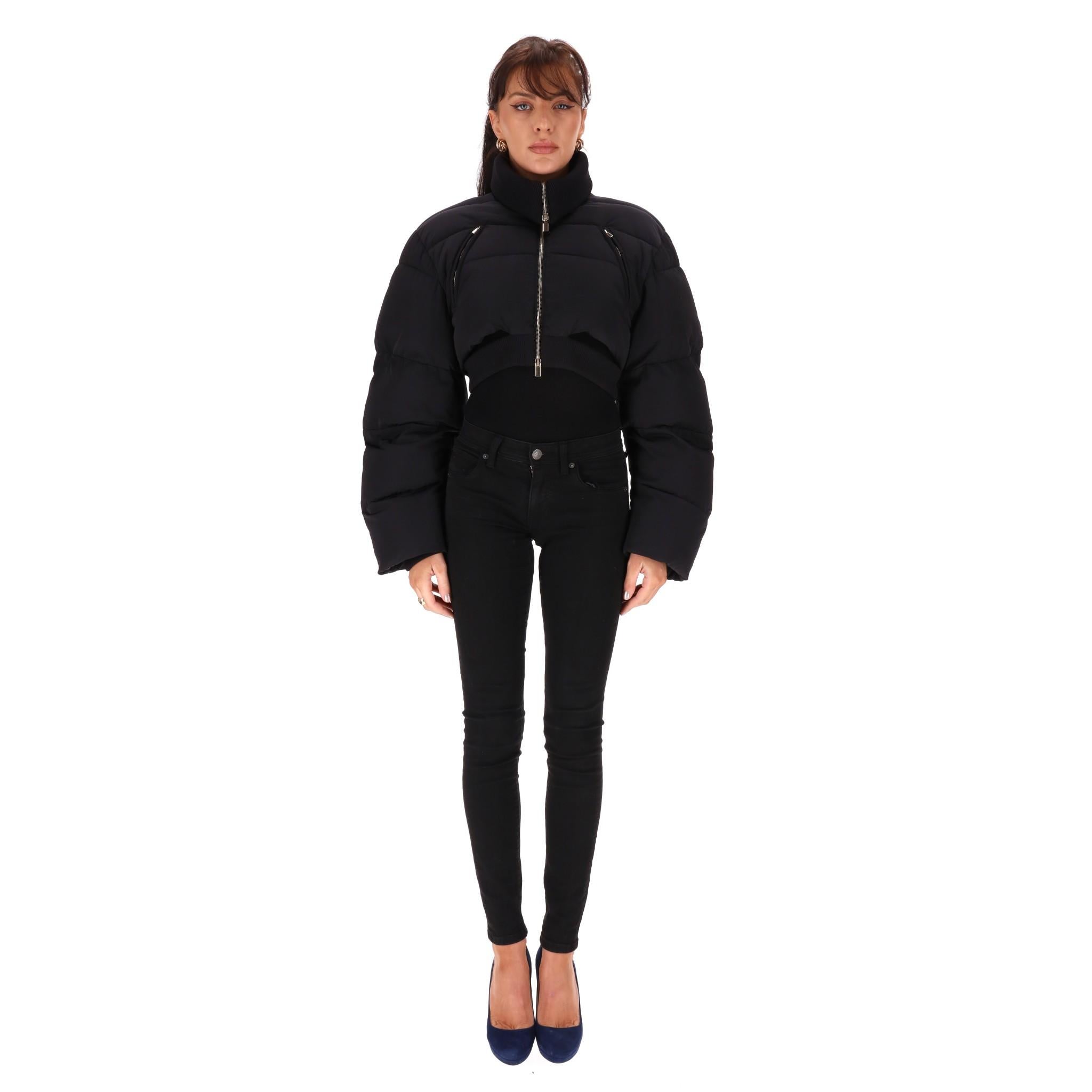 Jacquemus La Montage Cut-Out Detail Cropped Puffer Jacket

Black padded jacket designed in a cropped cut with cut-out details.

Ribbed spread collar, zip-up front fastening, front zip pockets.

Rrp Approx. £1,700

Size – 40FR

Condition – Good/Very