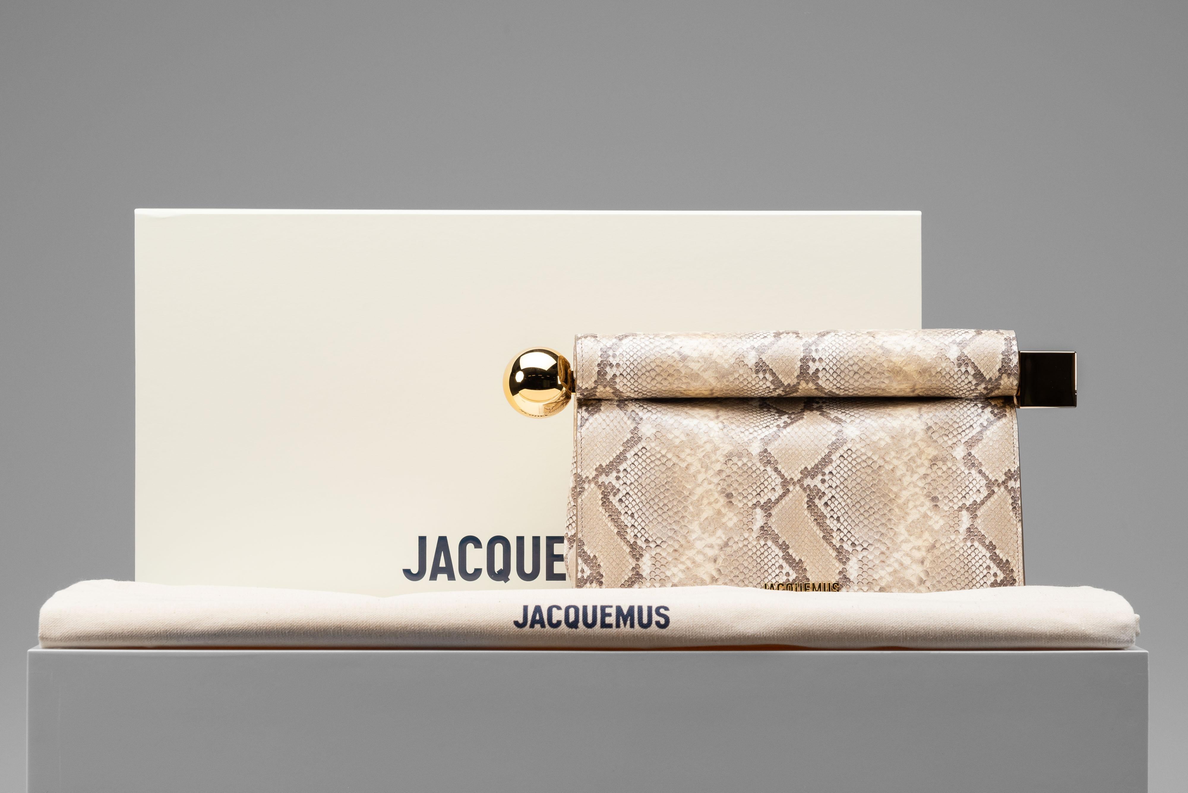 From the collection of SAVINETI we offer this NEW Jacquemus Take-out Clutch:

- Brand: Jacquemus
- Model: Clutch Les Sculptures
- Color: Beige
- Year: 2024
- Condition: NEW (unused)
- Extras: Full-Set (Dustbag, Box & Receipt)

Details:
- Faux-python