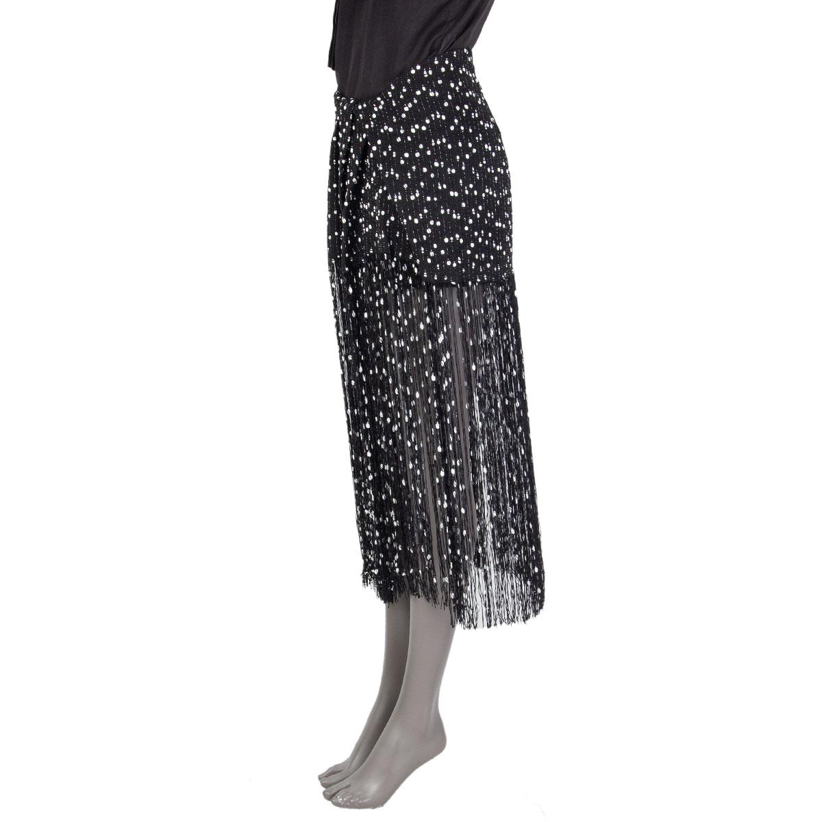 100% auténtica minifalda con flecos Jacquemus La Riviera 'La Jupe Capri' de algodón blanco y negro (35%), poliamida (30%), poliéster (25%) y viscosa (10%). Se cierra con un gancho y una cremallera oculta en la espalda y tiene pliegues en la parte