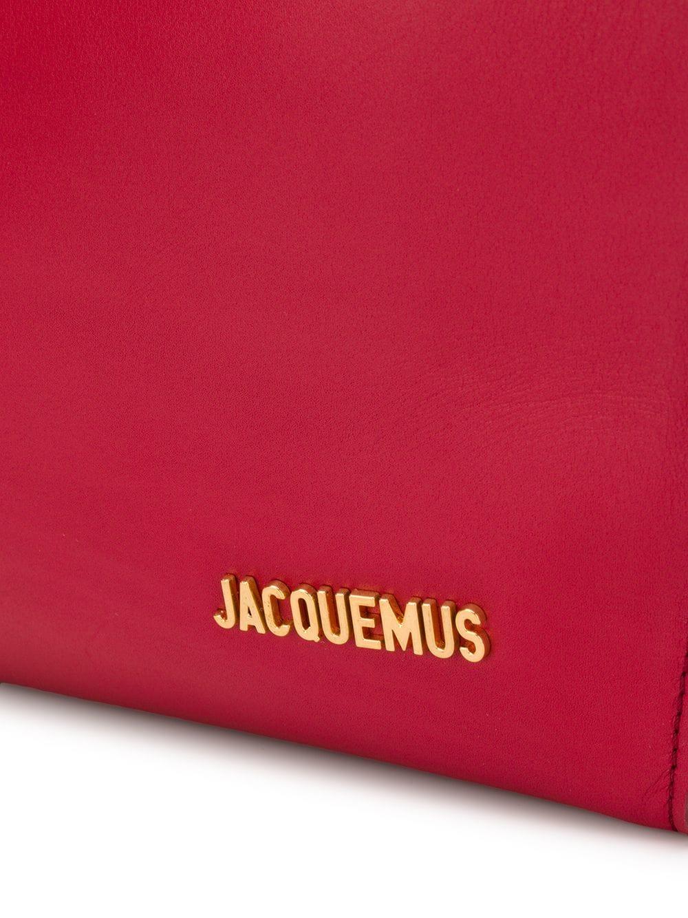 Jacquemus Le Baya Sac fourre-tout en cuir rouge

Le Lebaya Tote présente un corps en cuir, des poignées en cuir roulées et un dessus ouvert.

Veuillez noter que ces articles sont des articles d'occasion et qu'ils peuvent présenter des signes