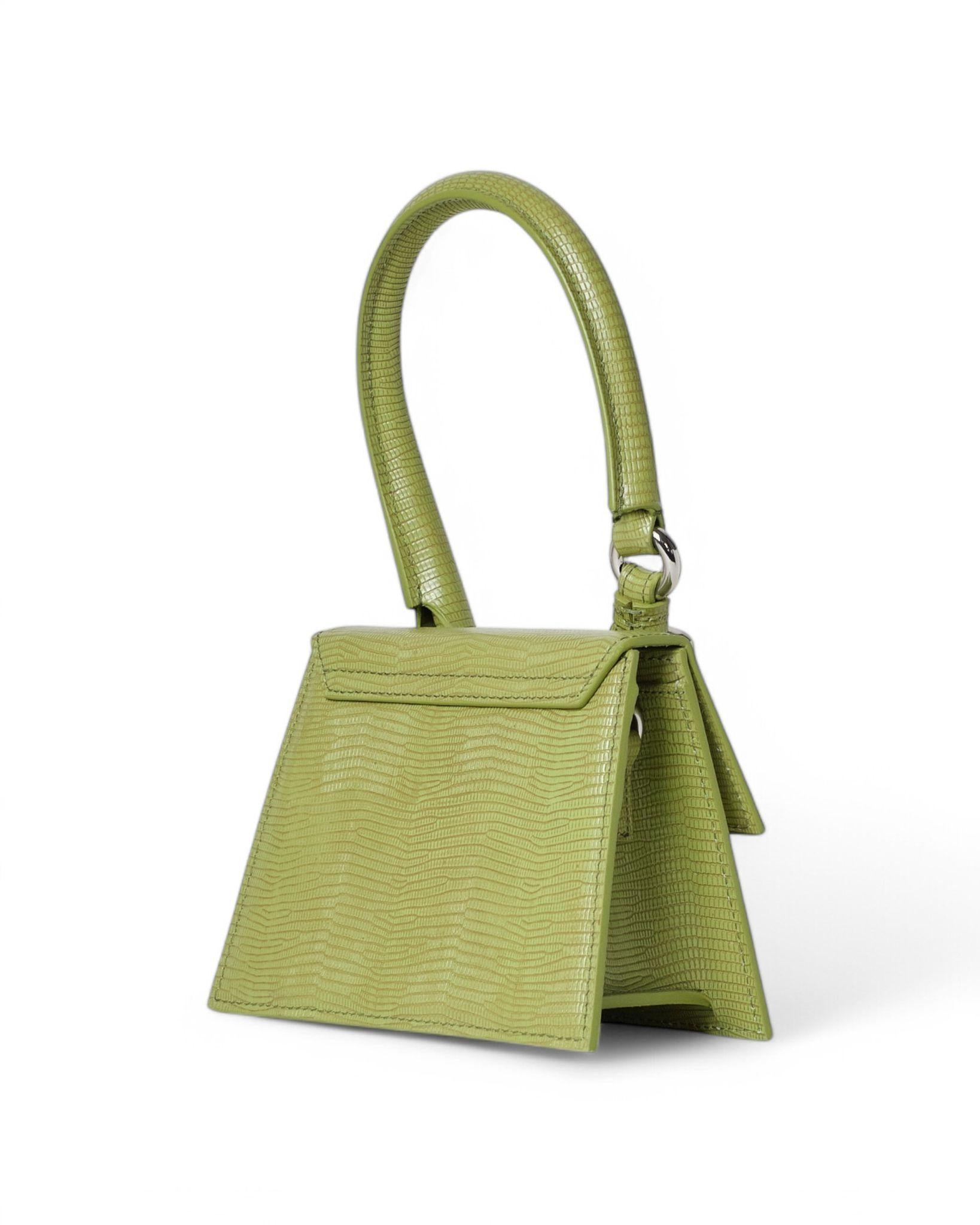 Sac signé Jacquemus, modèle Le Chiquito Moyen, en cuir de couleur verte avec imprimé python et ferrures dorées. Doté d'un rabat à fermeture magnétique, doublé intérieurement en toile beige, spacieux pour l'essentiel. Il est doté d'une poignée rigide