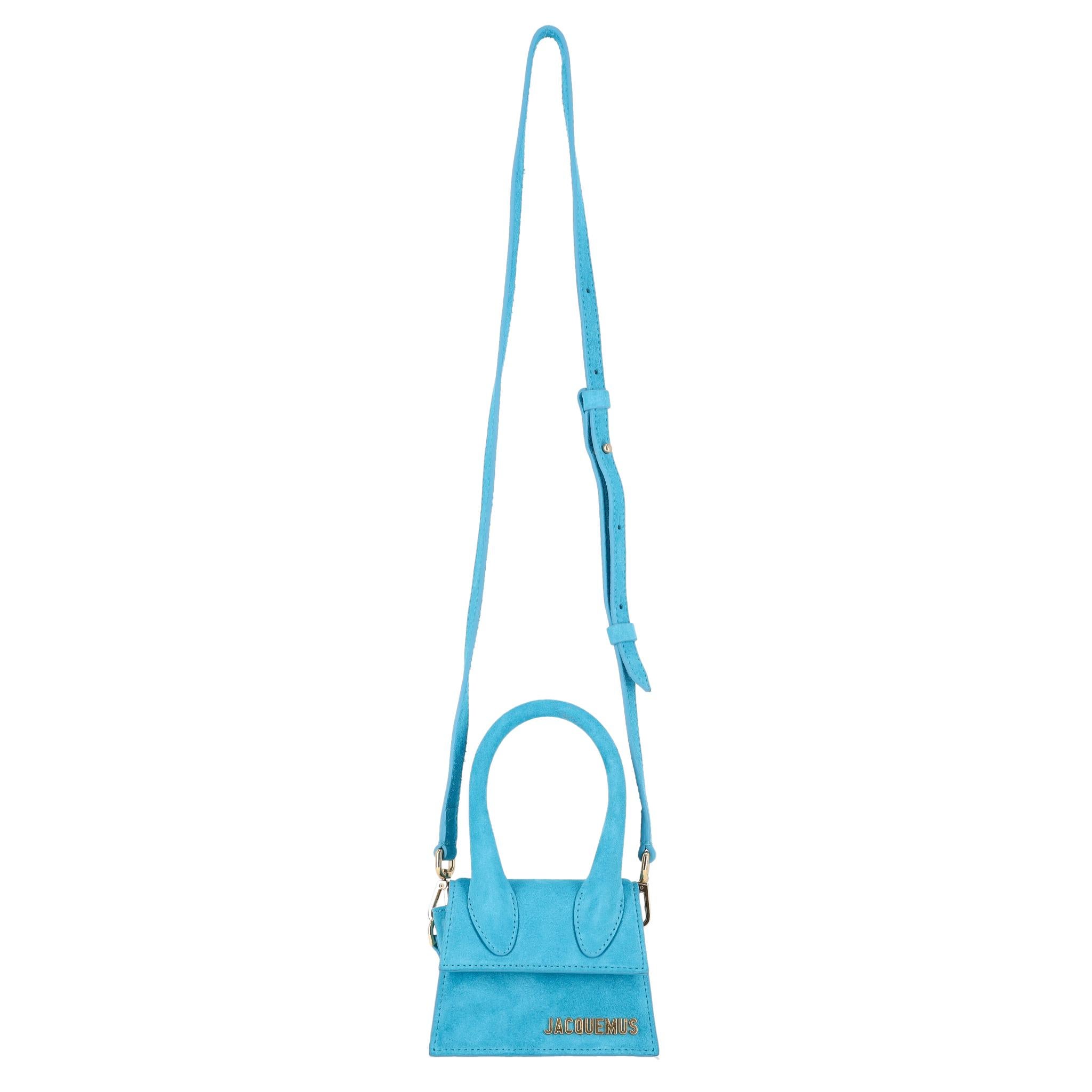 Nos encanta - Mini bolso de ante Jacquemus Le Chiquito

Bolso crossbody Le Chiquito de ante azul cielo que lideró la tendencia de los miniaccesorios.

Con solapa magnética delantera y la firma 