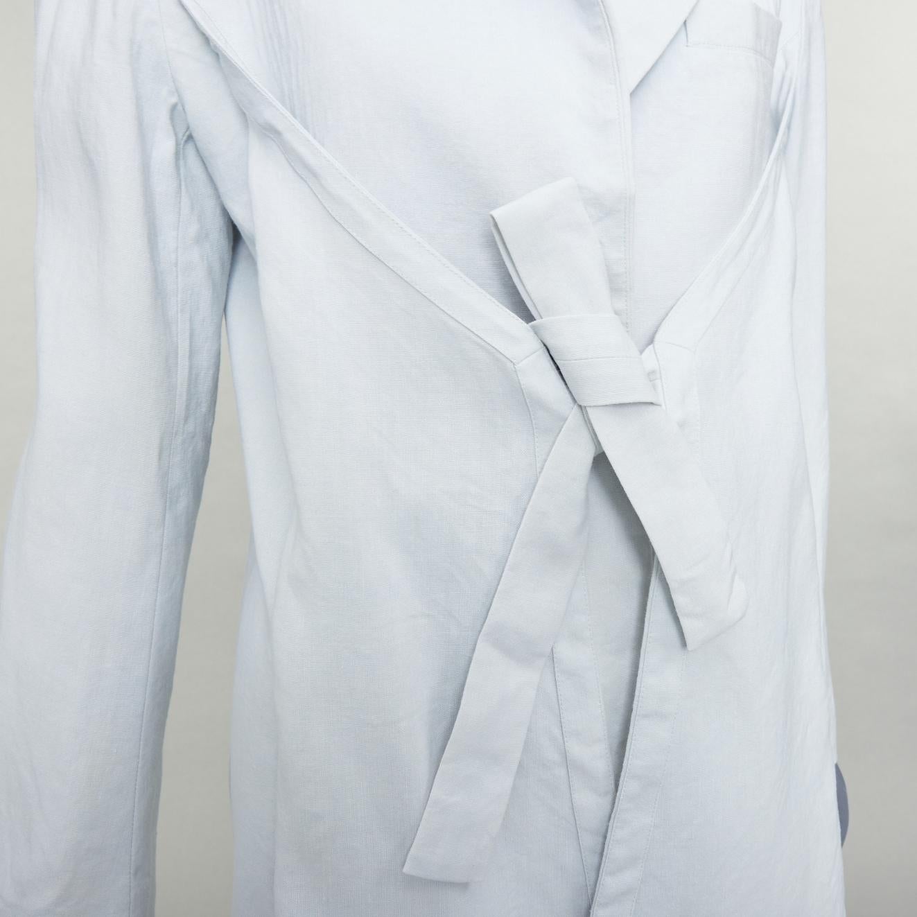 JACQUEMUS Le Coup De Soleil blue hemp virgin wool blend blazer FR34 XS
Reference: JACG/A00258
Brand: Jacquemus
Collection: Le Coup De Soleil
Material: Fabric
Color: Blue
Pattern: Solid
Closure: Self Tie
Lining: White Fabric
Extra Details: Single