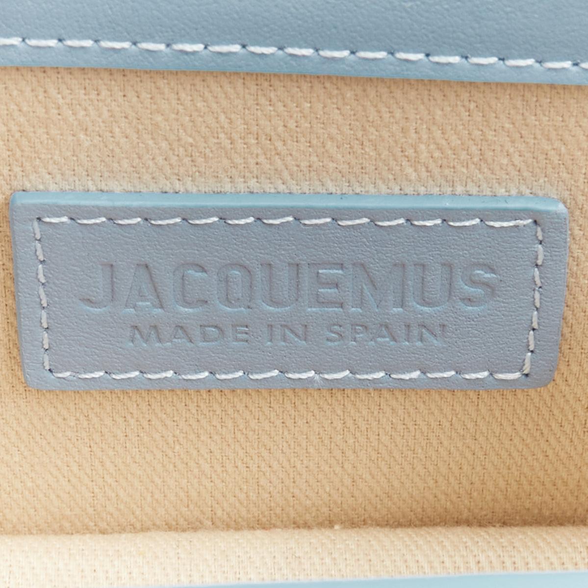 JACQUEMUS Le Piccolo Blaues Leder, goldene Kette, kastenförmige 2-Wege-Crossbody-Micro-Tasche im Angebot 3