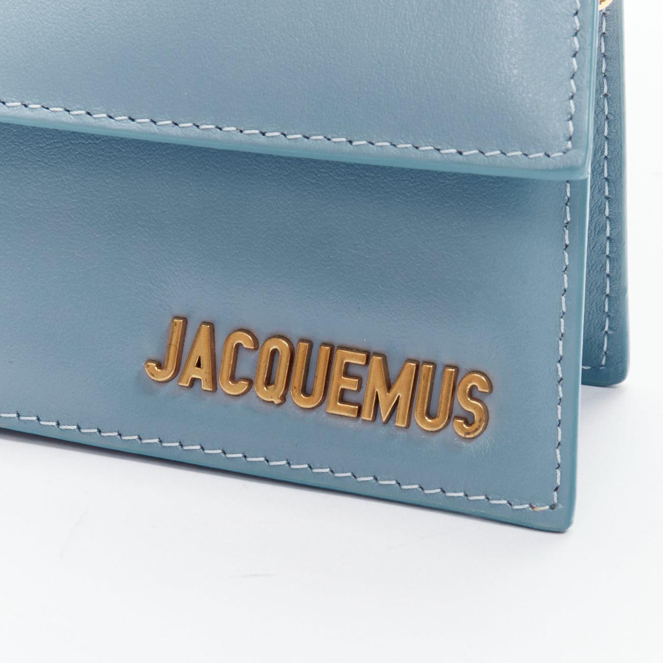 JACQUEMUS Le Piccolo Blaues Leder, goldene Kette, kastenförmige 2-Wege-Crossbody-Micro-Tasche Damen im Angebot
