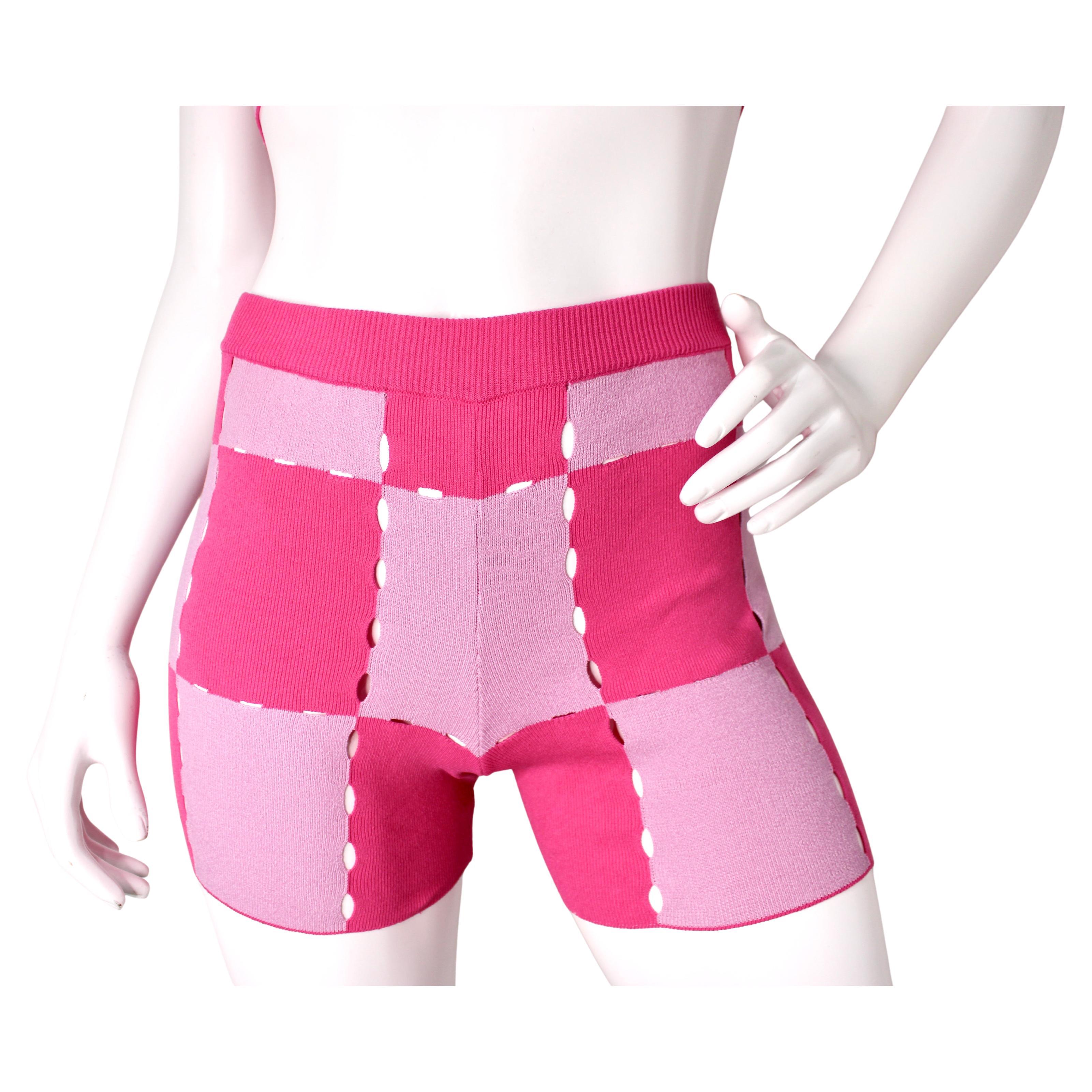 Le short Le Short Gelato Pink Checkered Bike Shorts de Jacquemus est un complément ludique et élégant à toute garde-robe décontractée. Fabrice en maille confortable et extensible, ce short arbore un motif à carreaux rose vif, qui respire l'amusement