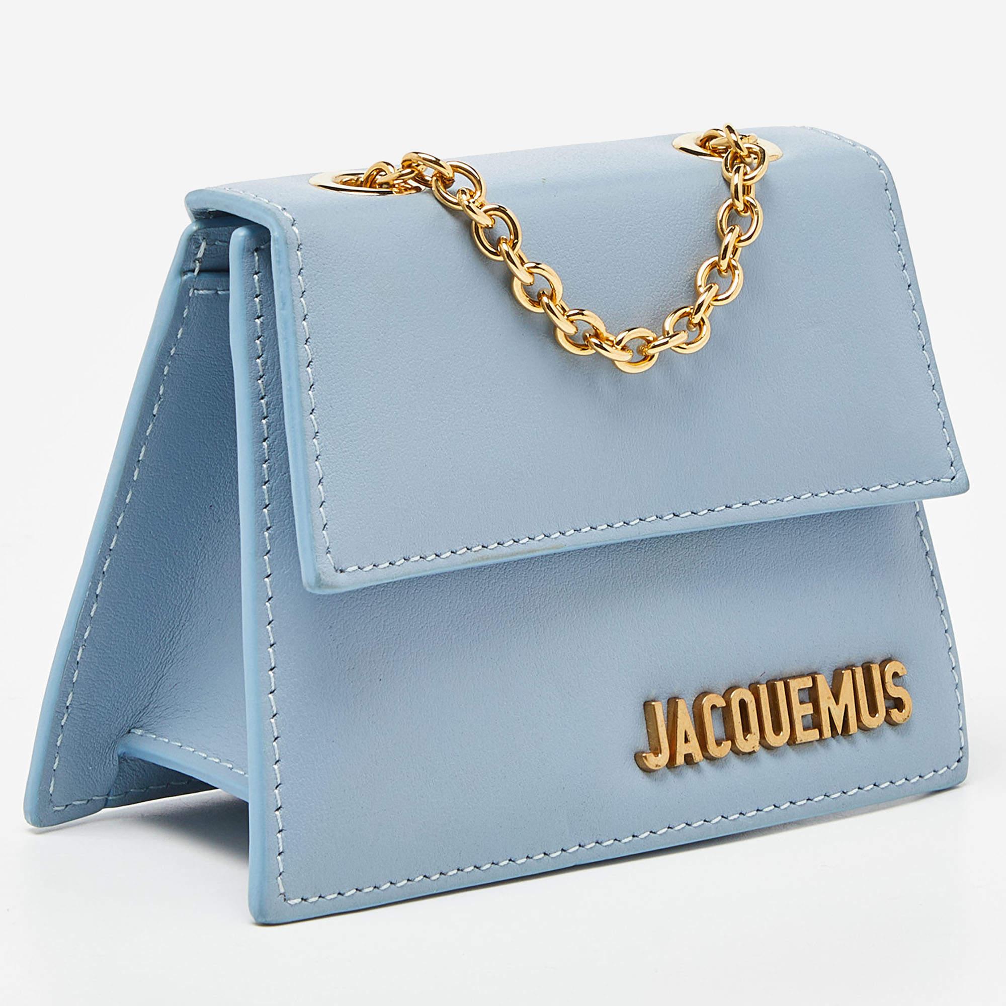 A Jacquemus bag to light your style from simple to fashionable! Crafted with expertise, the flap bag has a petite size, a light blue hue, a gold-tone shoulder chain, and the brand detail on the front.

