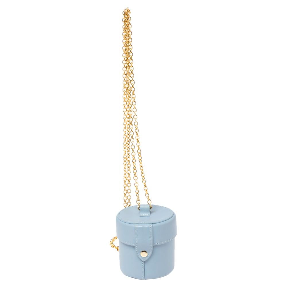 A Jacquemus bag to light your style from simple to fashionable! Crafted with expertise, the Mini Le Vanity bag has a petite size, a vibrant light blue hue, a gold-tone shoulder chain, and the brand detail on the front.

Includes: Original Dustbag
