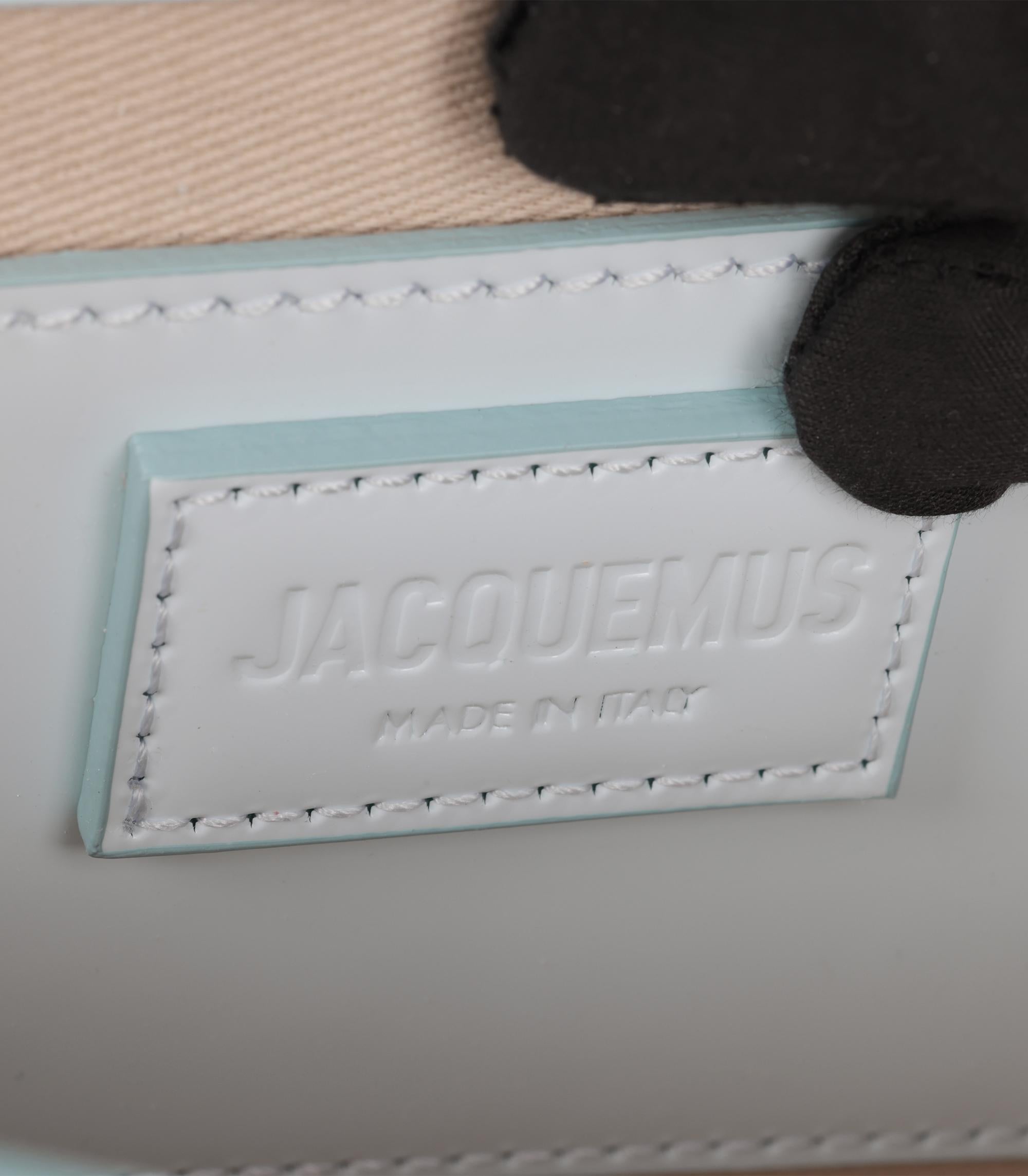 Jacquemus Blu chiaro in pelle verniciata Le Bambino lungo in vendita 5