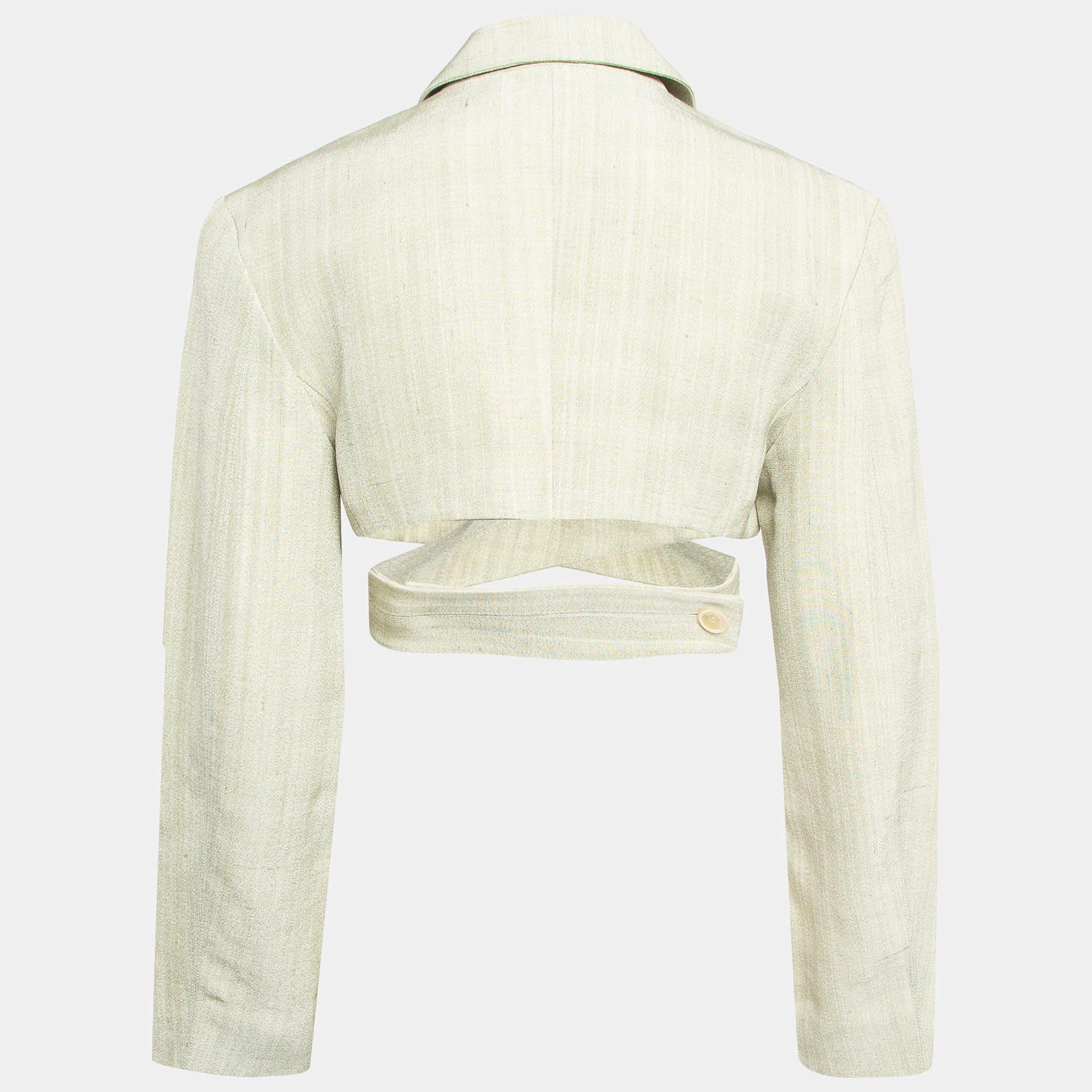 In the Jacquemus blazer, timeless charm meets contemporary flair. Crafted with precision, its soft canvas fabric embraces the skin with a gentle touch. The refreshing light green hue adds a dash of vibrancy, while the cropped silhouette exudes