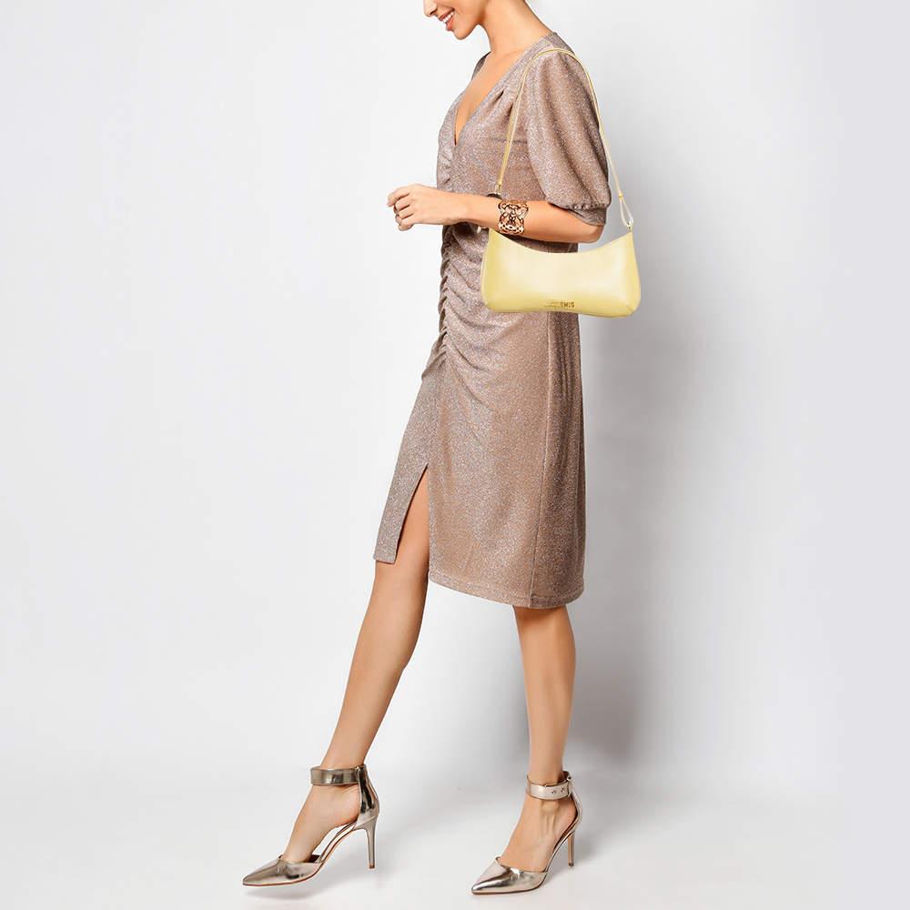 This Jacquemus light yellow bag is carefully crafted to offer you a luxurious accessory you will cherish. It is marked by high quality and enduring appeal. Invest in it today