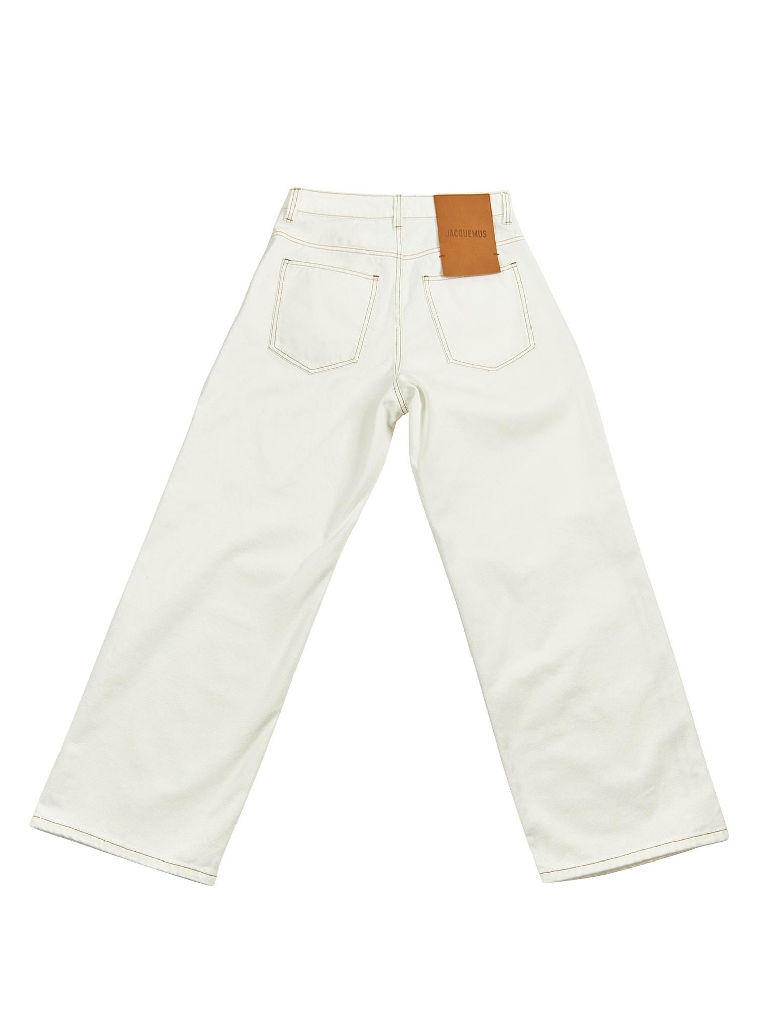 Jacquemus Logo-patch Wide Leg Jeans in Ivory 

Leather logo patch at the back 

Size 28 (US)

52% regenerative cotton, 48% Cotton 

New - Unworn with Tags
