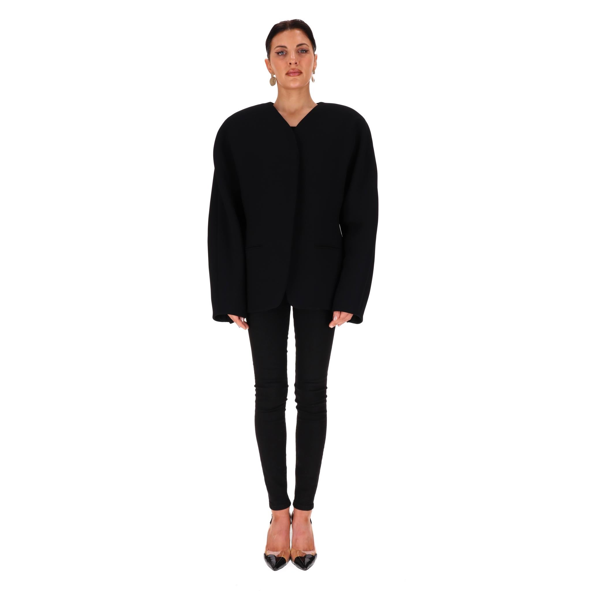 Giacca/Blazer in cady di Jacquemus Ovalo

Giacca nera realizzata su misura in una silhouette morbida e scolpita, con vita aderente e spalle arrotondate.

Caratterizzato da tasche a filetto sui lati e chiusura con bottoni a rilievo 