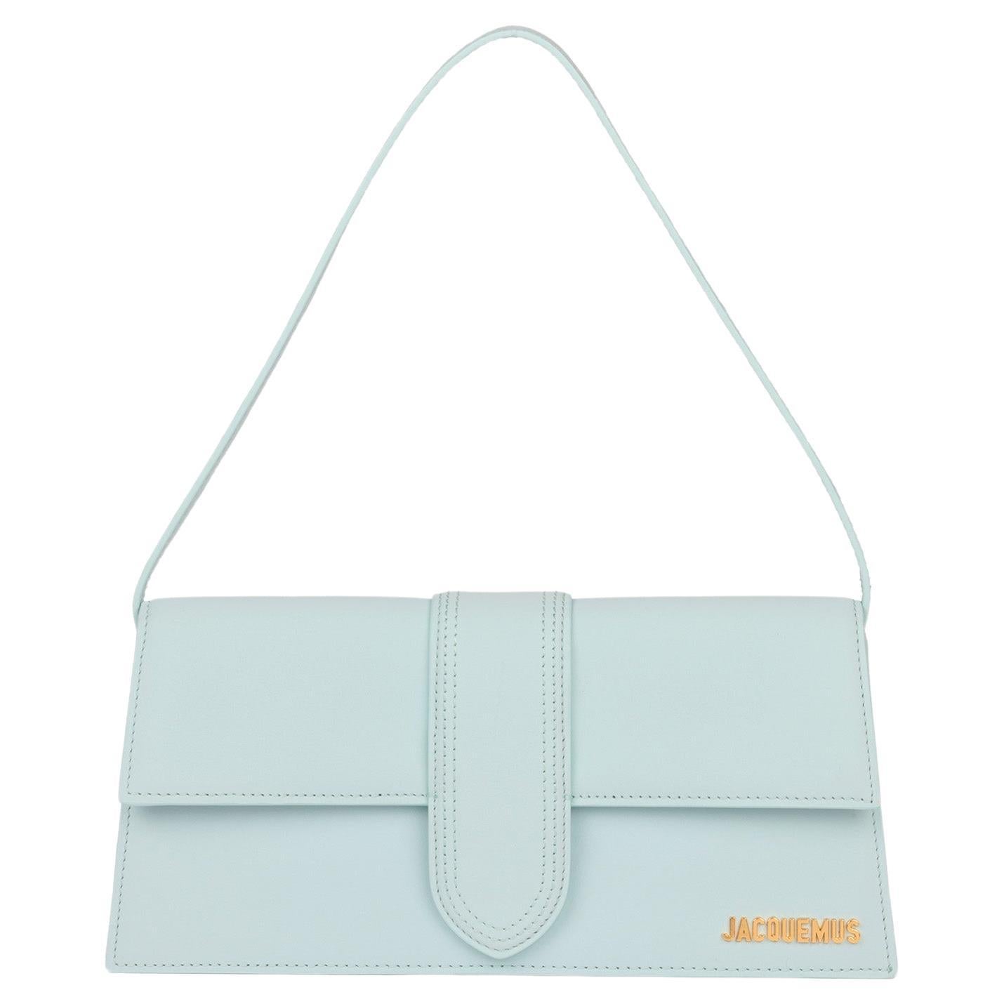 Jacquemus Blassblaues, glattes, glattes Kalbsleder Le Bambino Langesleder im Angebot