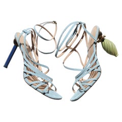 Jacquemus SS19 'Pisa' sandalias de tacón alto con adornos desparejados de ante azul pálido 39