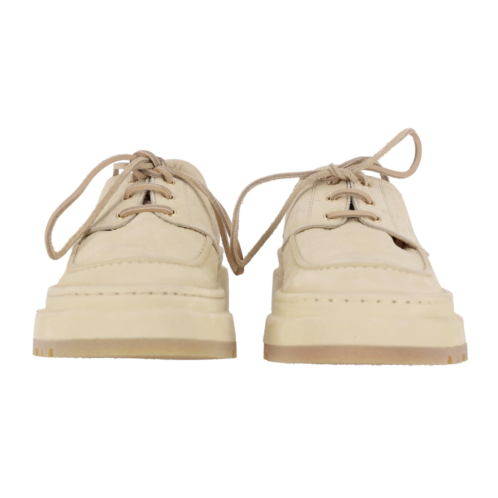 Jacquemus The Pavane Leather Boat Shoes

Light beige shoes crafted from nubuck leather with leather lace-up closure.

Topstitching detail and notched rubber soles. Rrp £665

Size – 41

Condition – Good/Very Good (Some light signs of wear/marks,