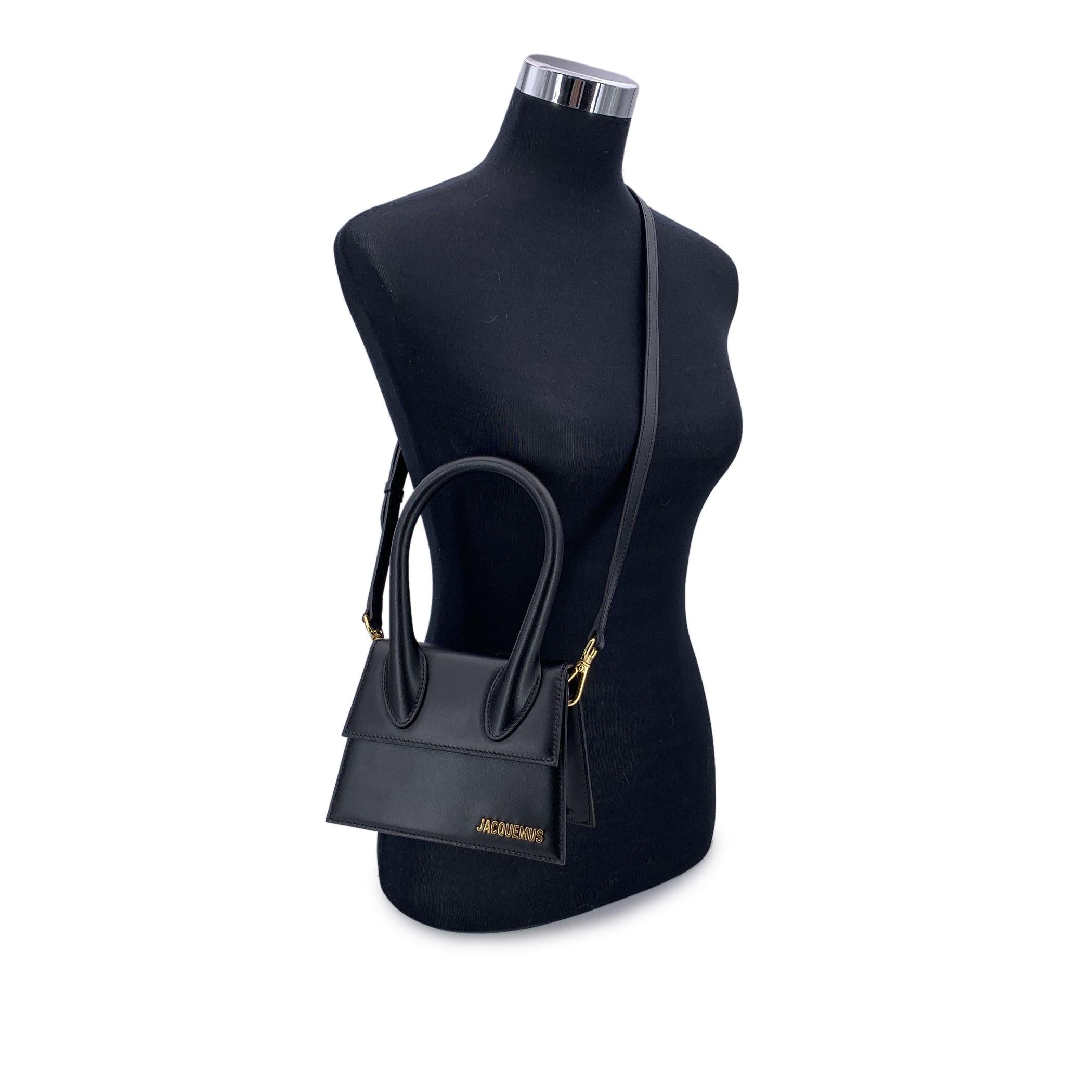 There's a quiet confidence to the Jacquemus Le Chiquito-a bag that doesn't beg for attention, but always earns it. Crafted in structured white leather, it's bold yet refined, with clean lines and that unmistakable Jacquemus silhouette. The