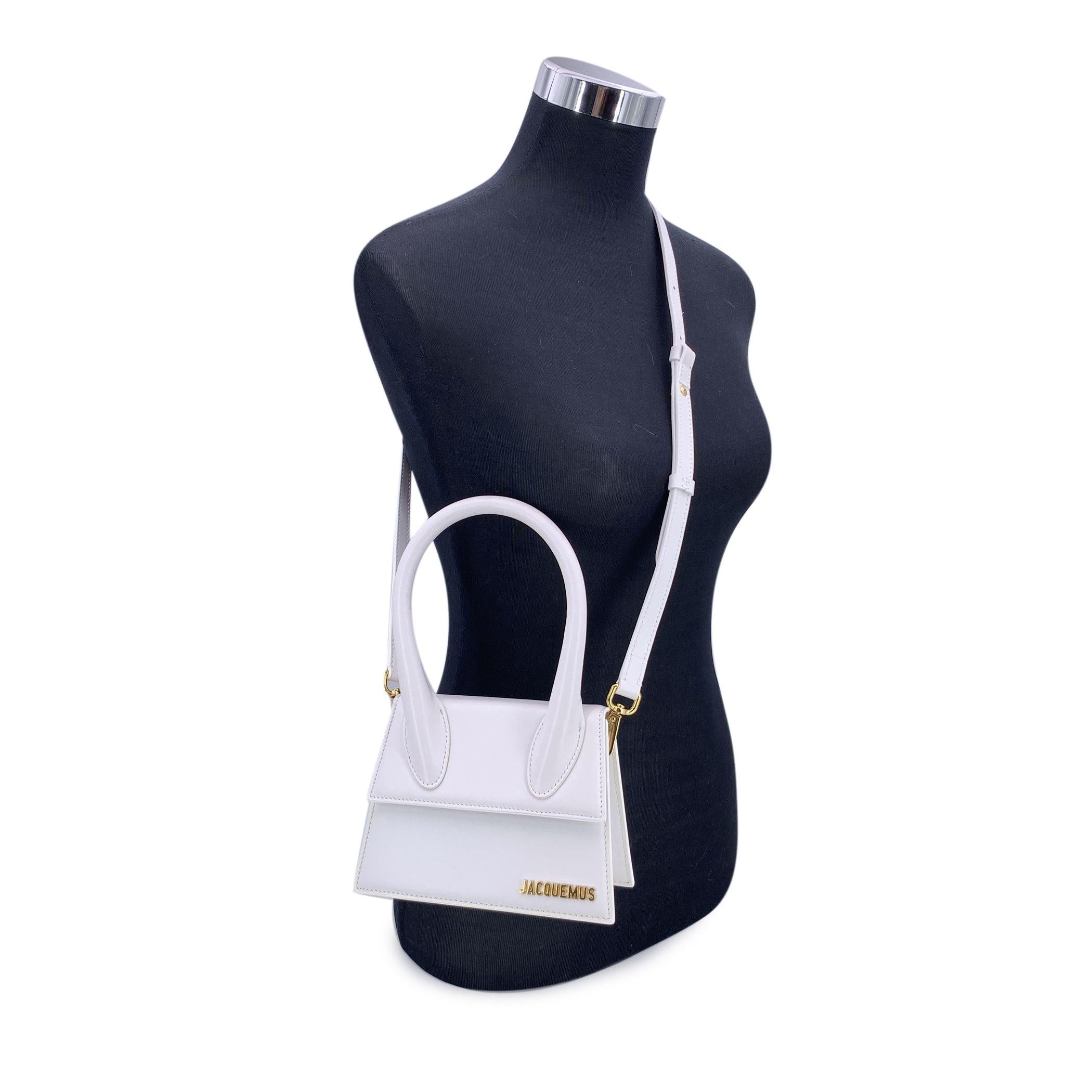 La Jacquemus Le Chiquito è una borsa che non chiede attenzione, ma se la guadagna sempre. Realizzata in pelle bianca strutturata, è audace ma raffinata, con linee pulite e l'inconfondibile silhouette di Jacquemus. Il manico superiore scultoreo è
