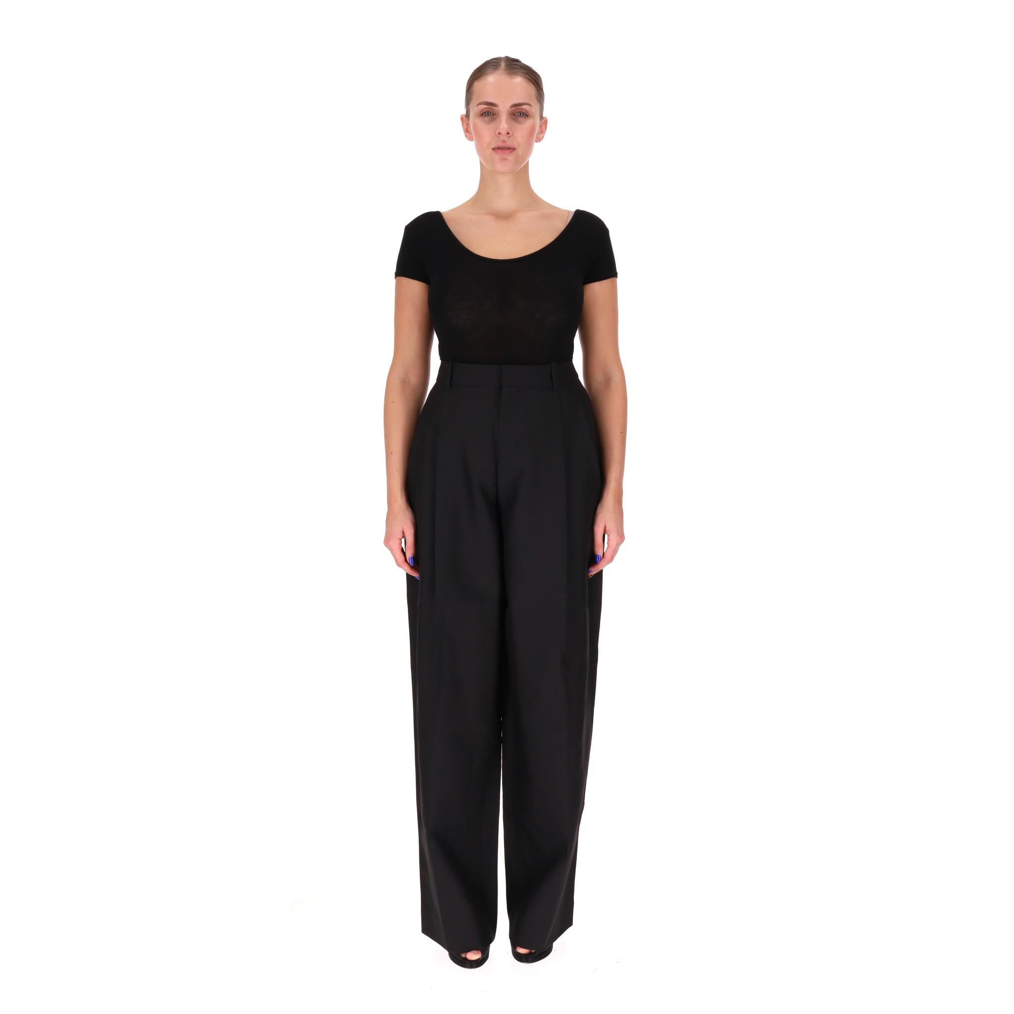 Jacquemus - Pantalon carotte à jambes larges en laine et soie mélangées

Pantalon noir confectionné en laine et soie mélangées et taillé dans une silhouette carotte à jambe large.

Taille mi-haute, poches latérales et poches passepoilées au