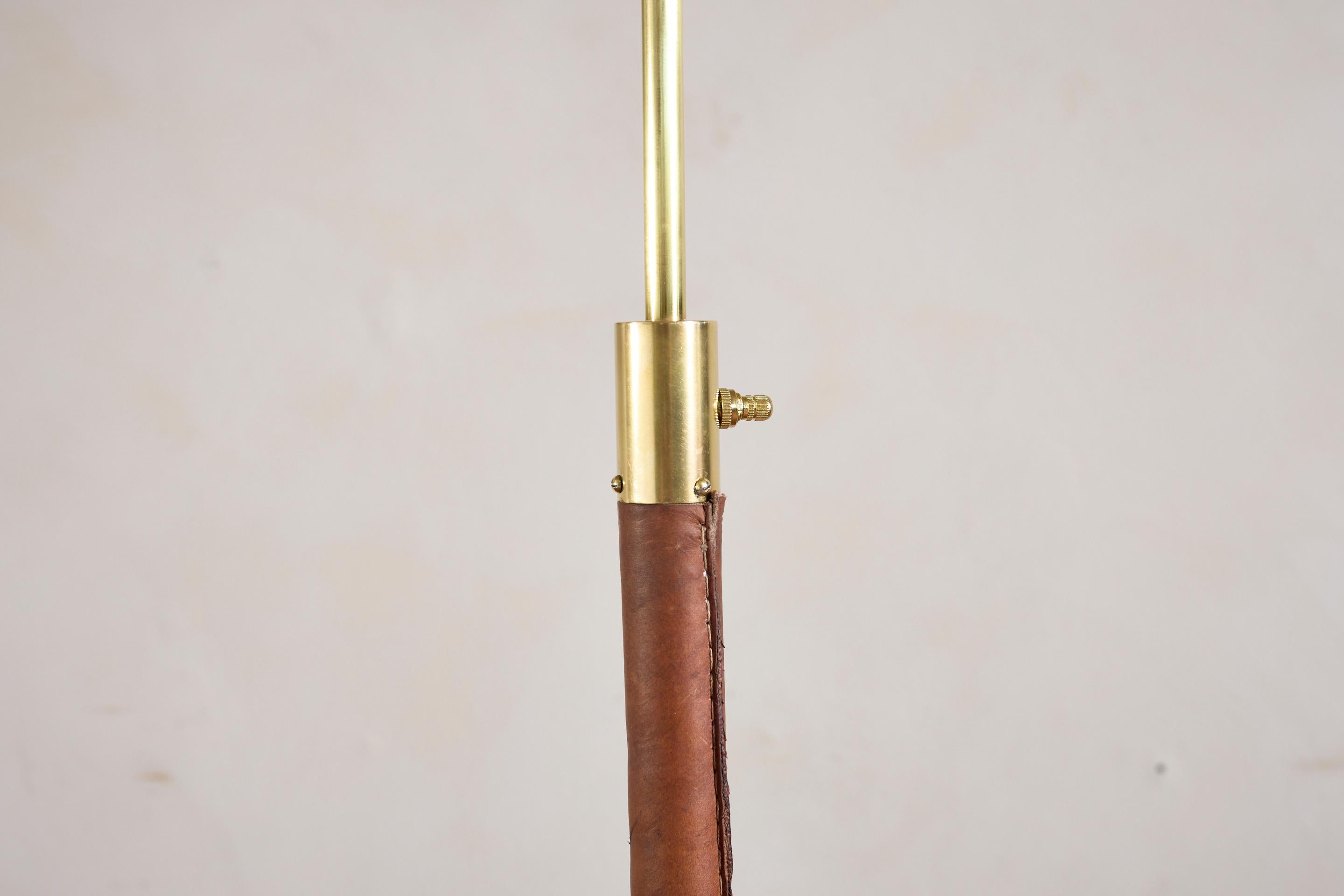 Laiton Lampadaire de style Jacques Adent en vente