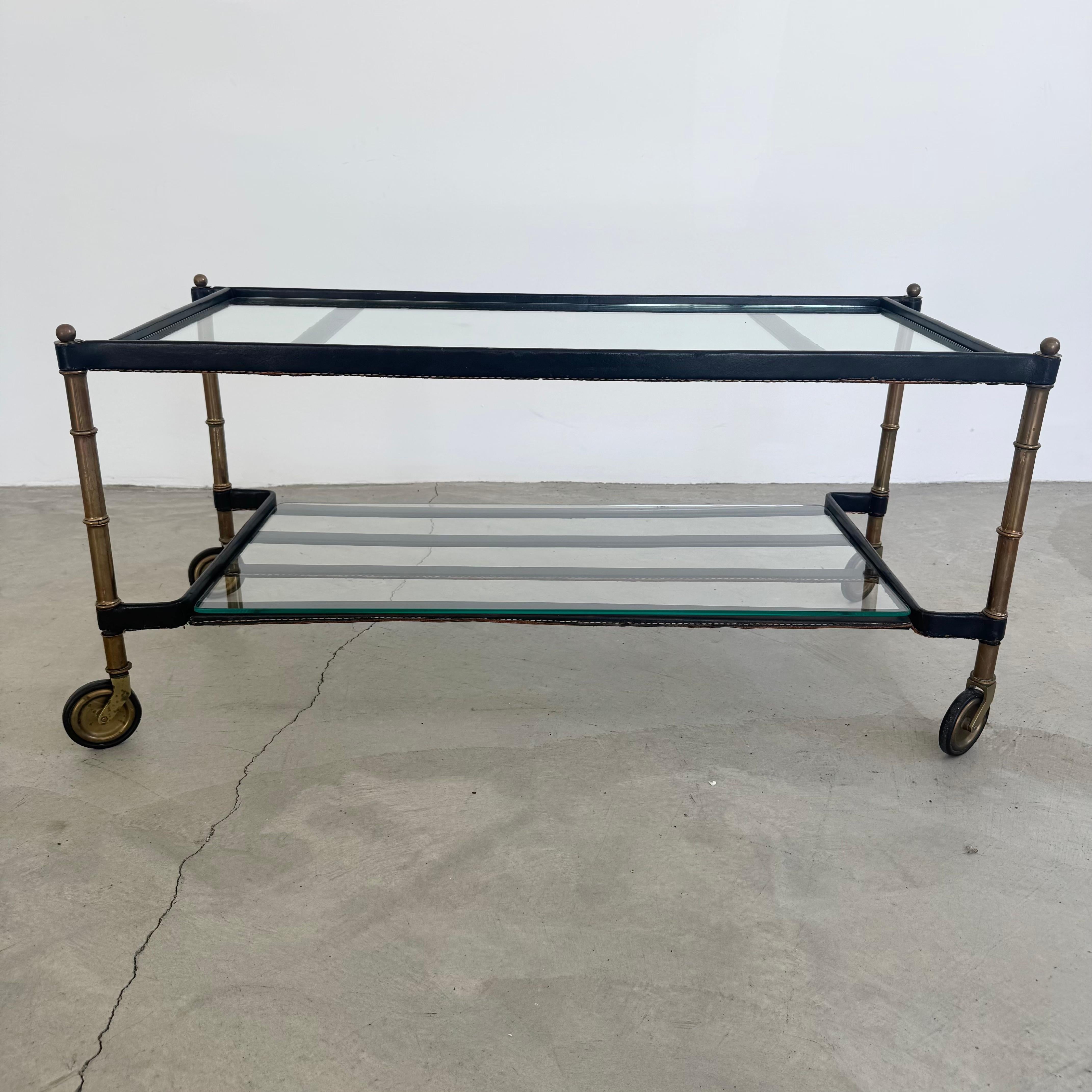 Jacques Adnet 2-stöckiger lederumwickelter Couchtisch, 1950er Jahre Frankreich im Zustand „Gut“ im Angebot in Los Angeles, CA