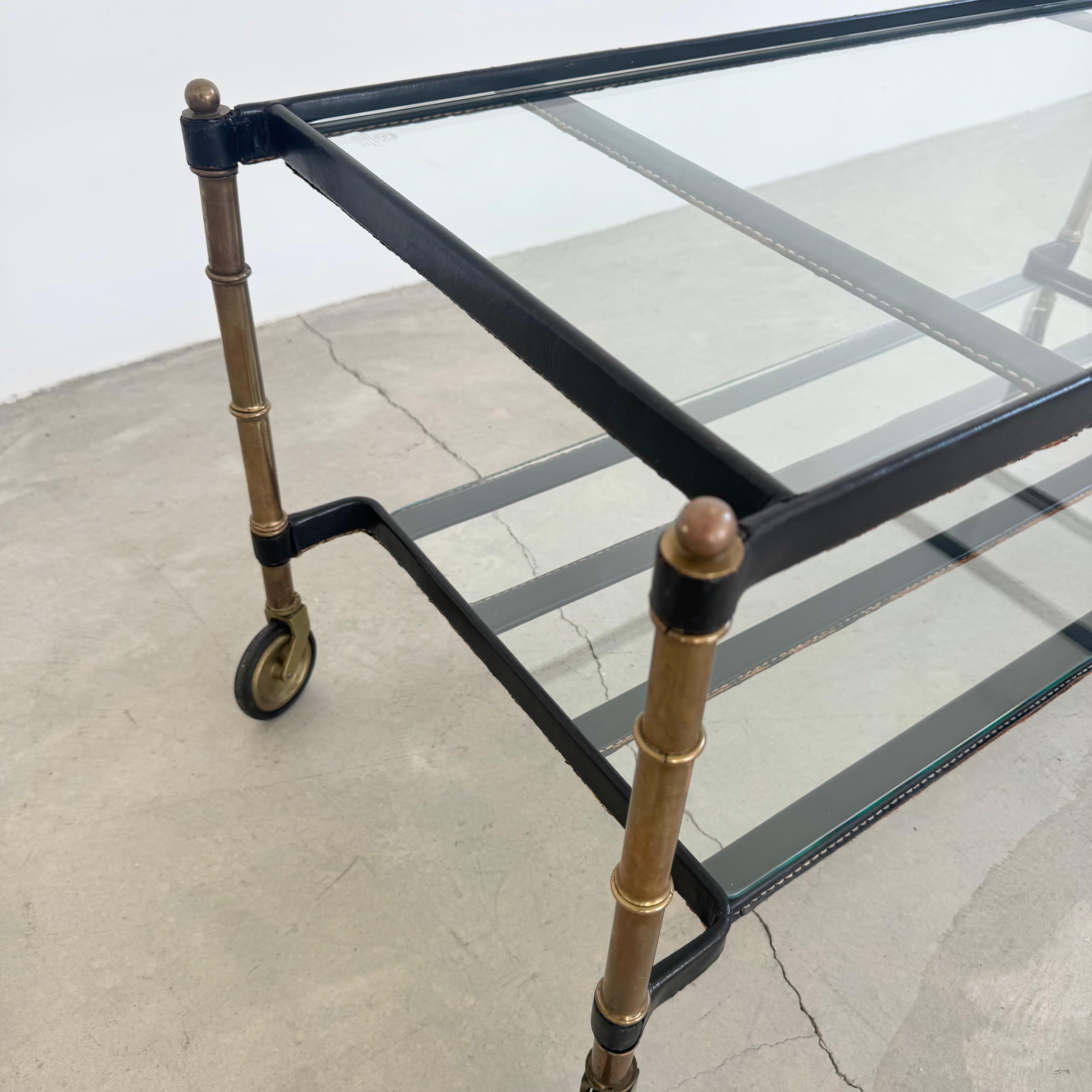 Jacques Adnet 2-stöckiger lederumwickelter Couchtisch, 1950er Jahre Frankreich (Messing) im Angebot
