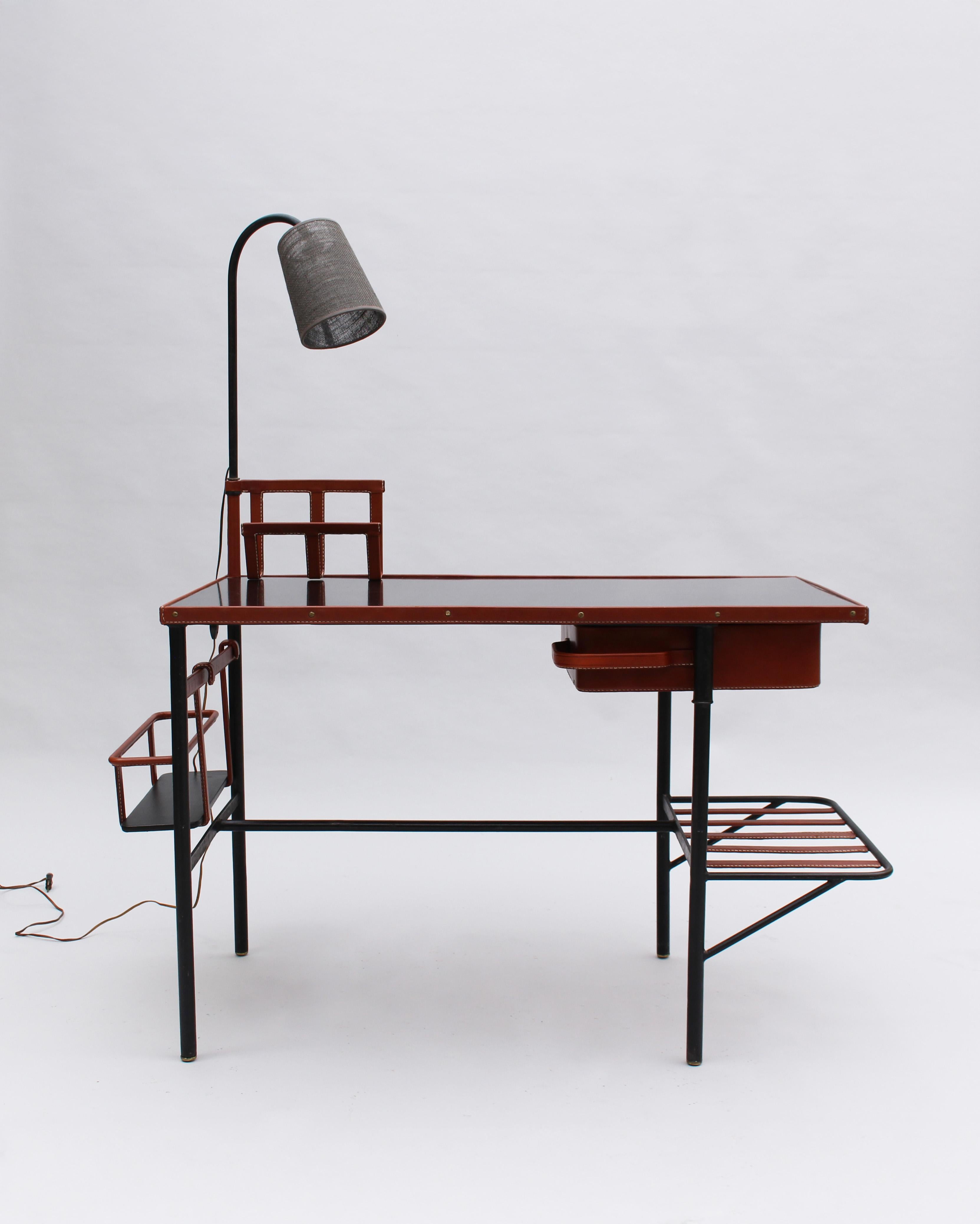 Jacques Adnet - Un bureau français des années 1950 avec lampe par Jacques Adnet en vente 2