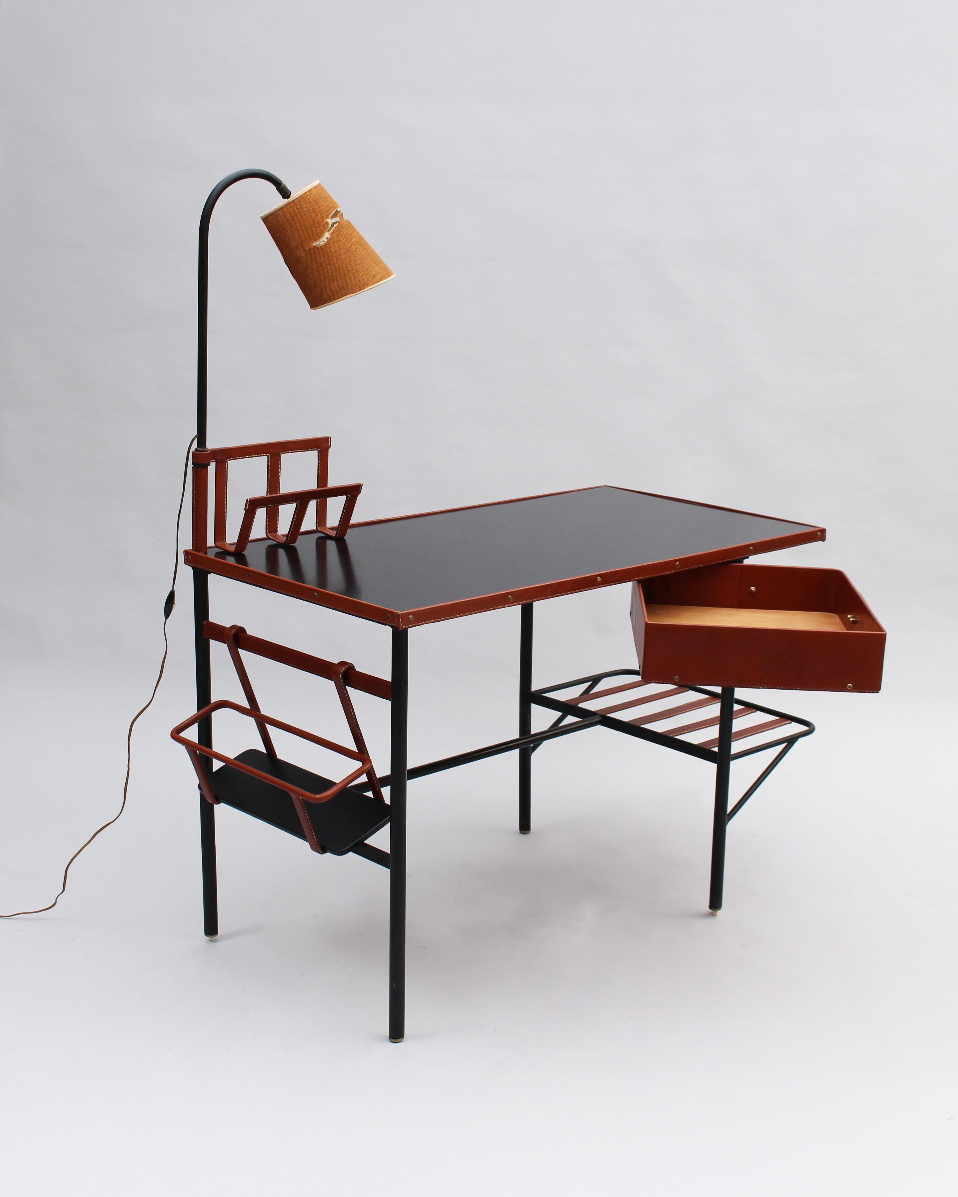 Mid-Century Modern Jacques Adnet - Un bureau français des années 1950 avec lampe par Jacques Adnet en vente