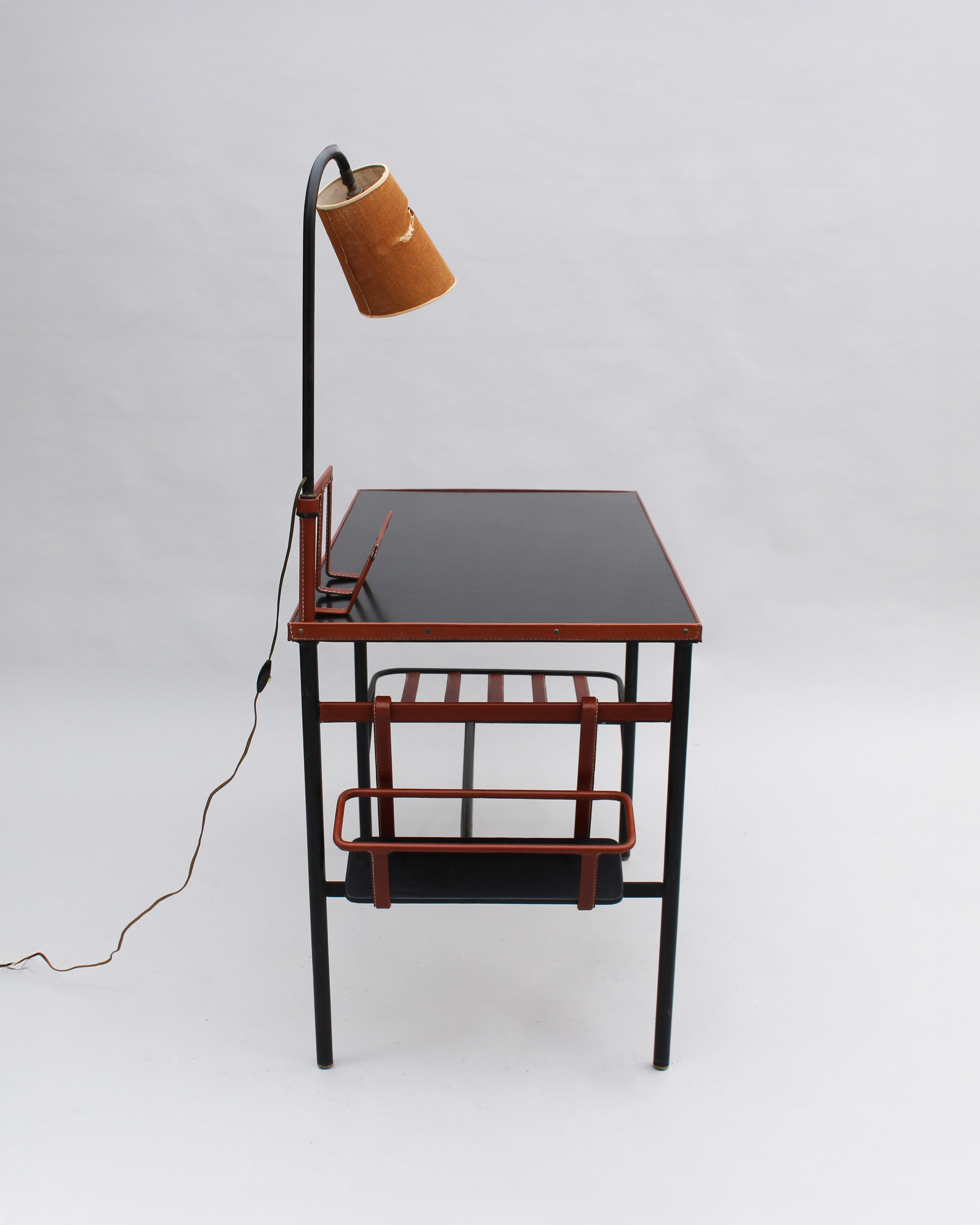 Français Jacques Adnet - Un bureau français des années 1950 avec lampe par Jacques Adnet en vente