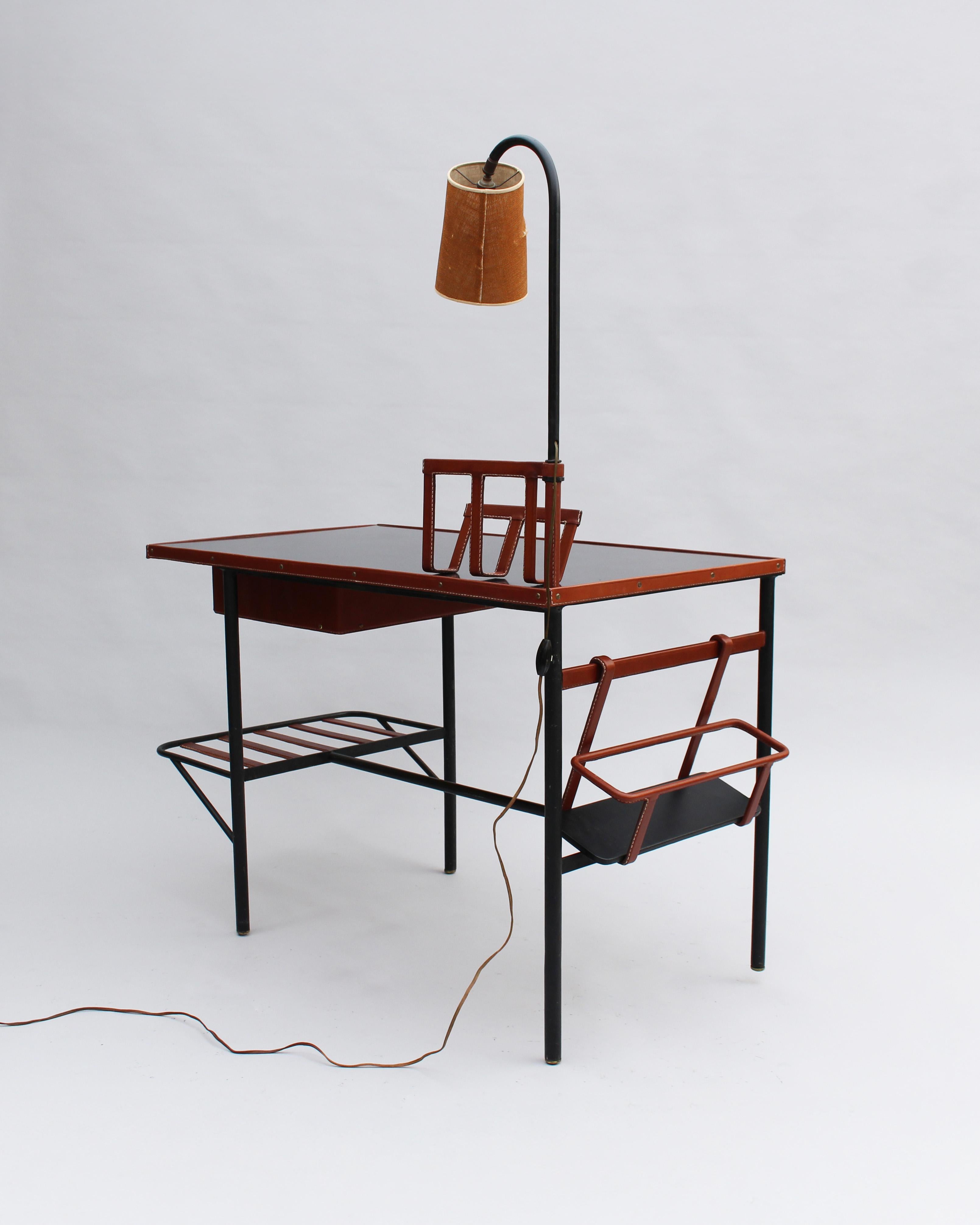Laminé Jacques Adnet - Un bureau français des années 1950 avec lampe par Jacques Adnet en vente