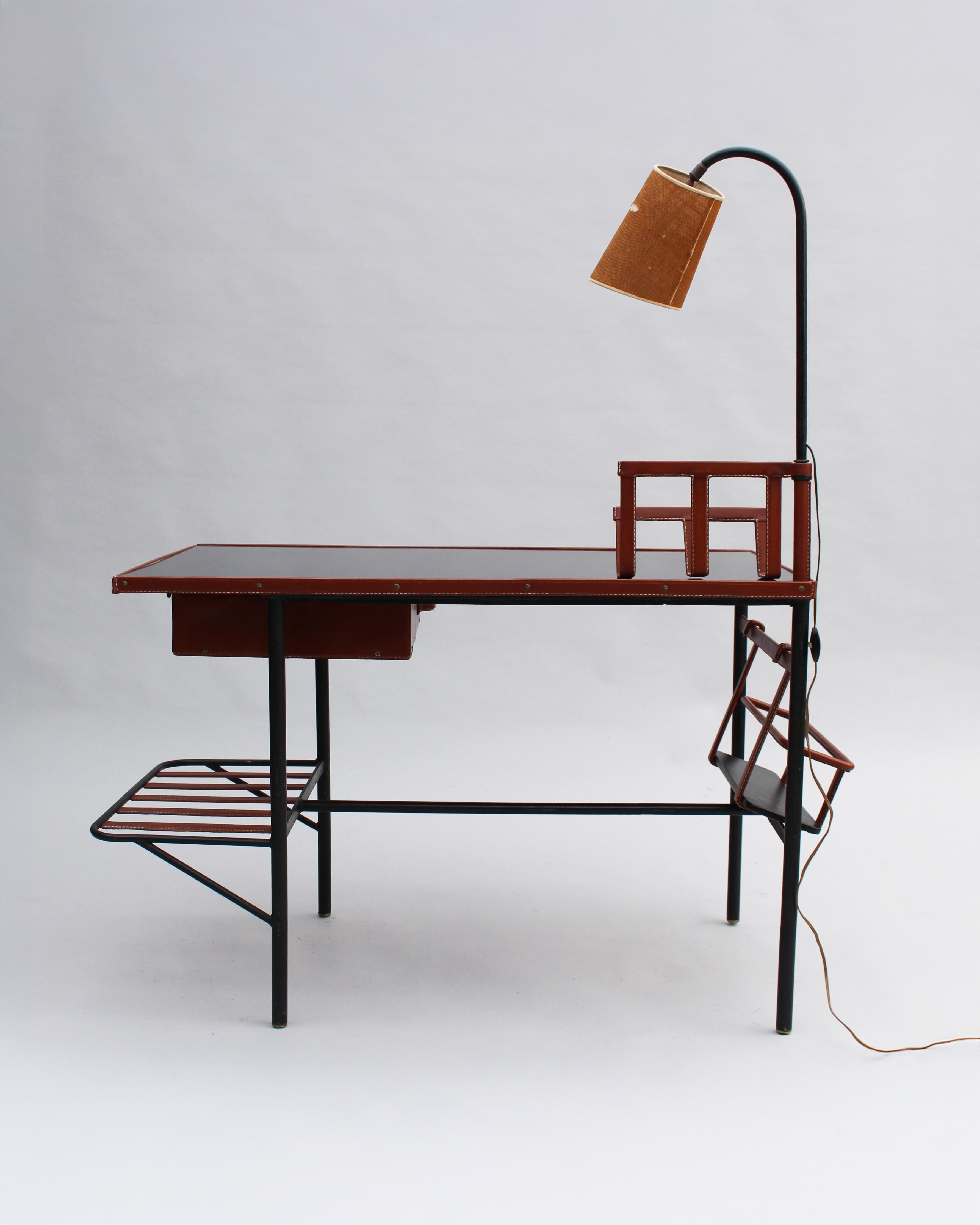 Jacques Adnet - Un bureau français des années 1950 avec lampe par Jacques Adnet Bon état - En vente à Long Island City, NY
