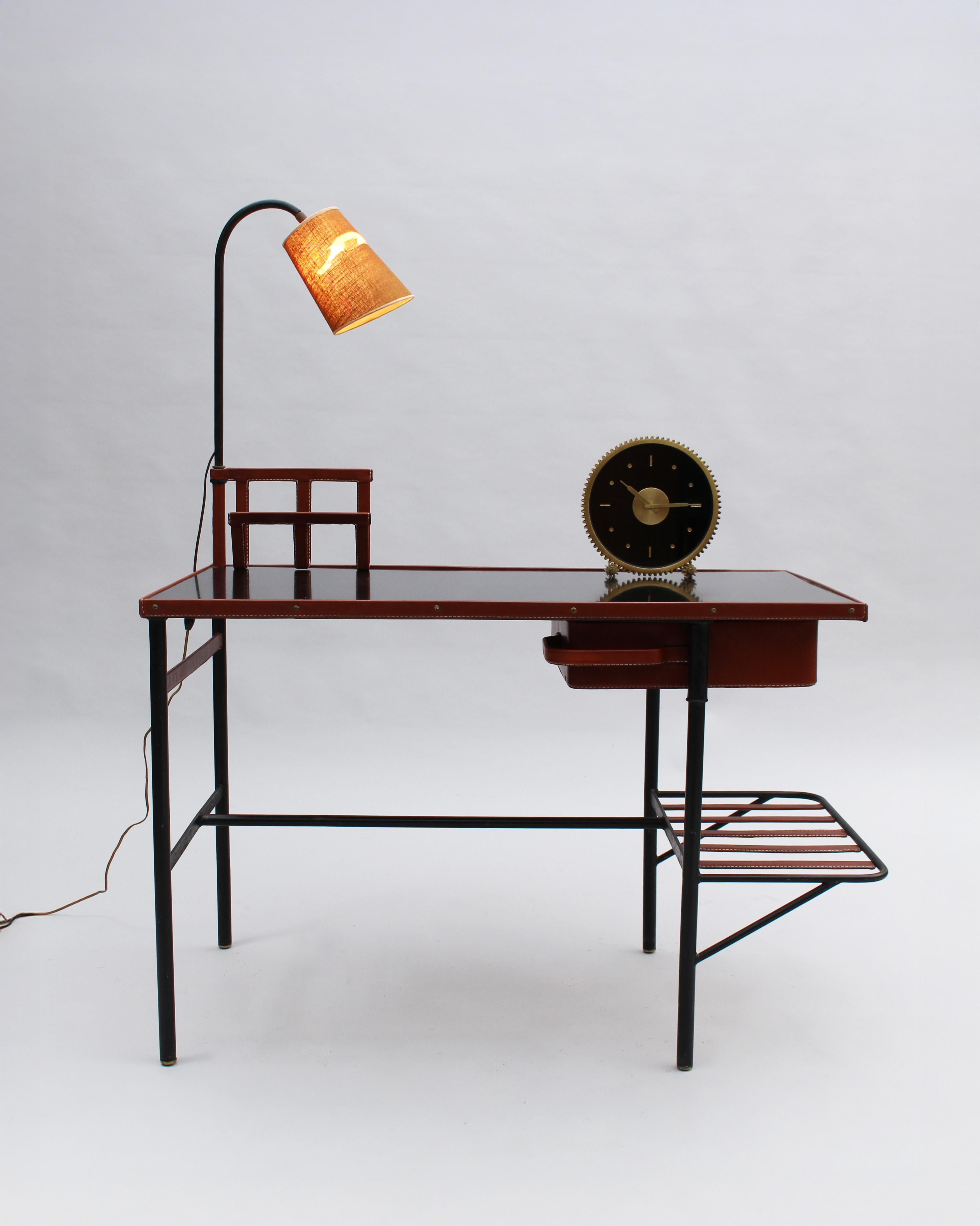 Milieu du XXe siècle Jacques Adnet - Un bureau français des années 1950 avec lampe par Jacques Adnet en vente