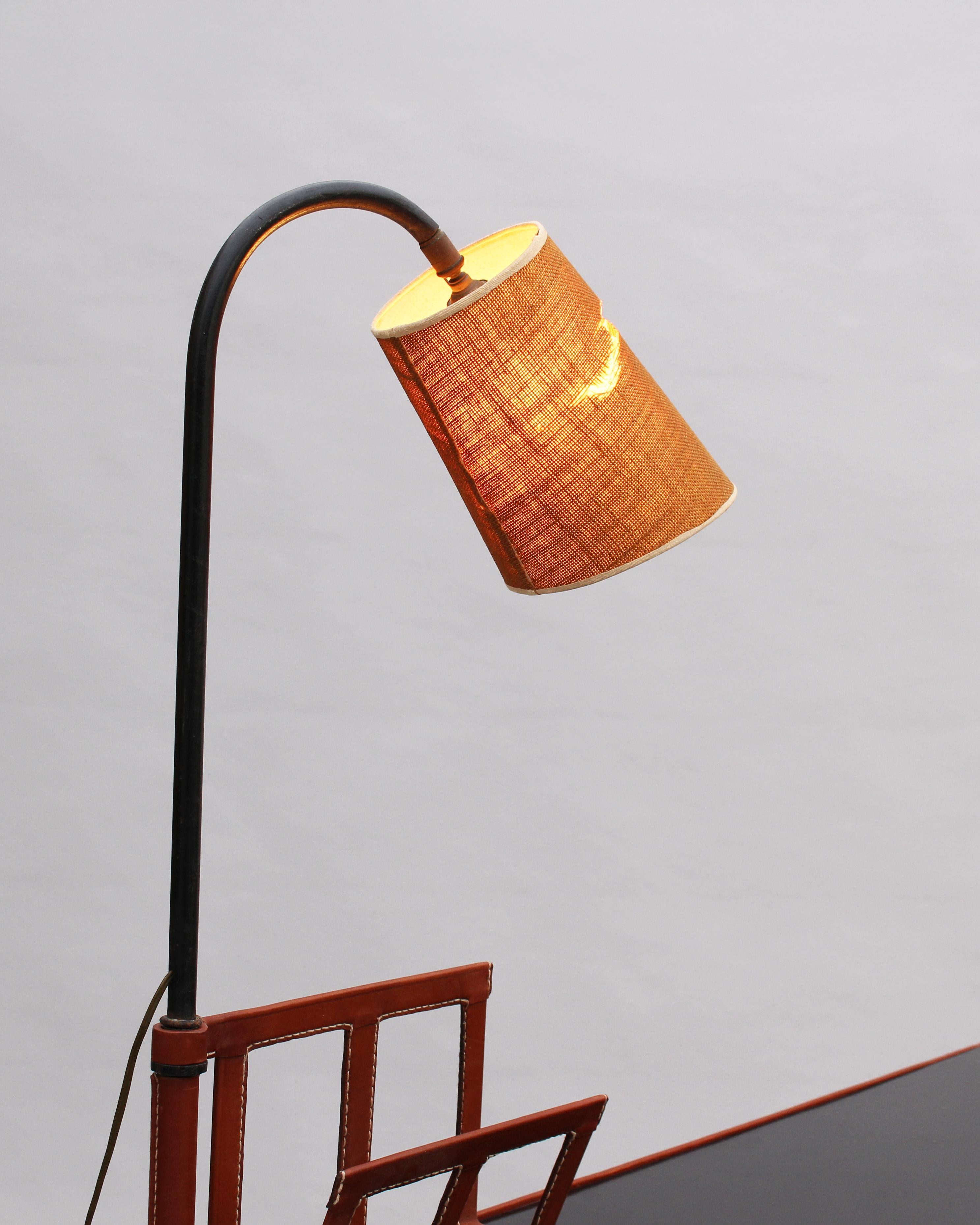 Métal Jacques Adnet - Un bureau français des années 1950 avec lampe par Jacques Adnet en vente