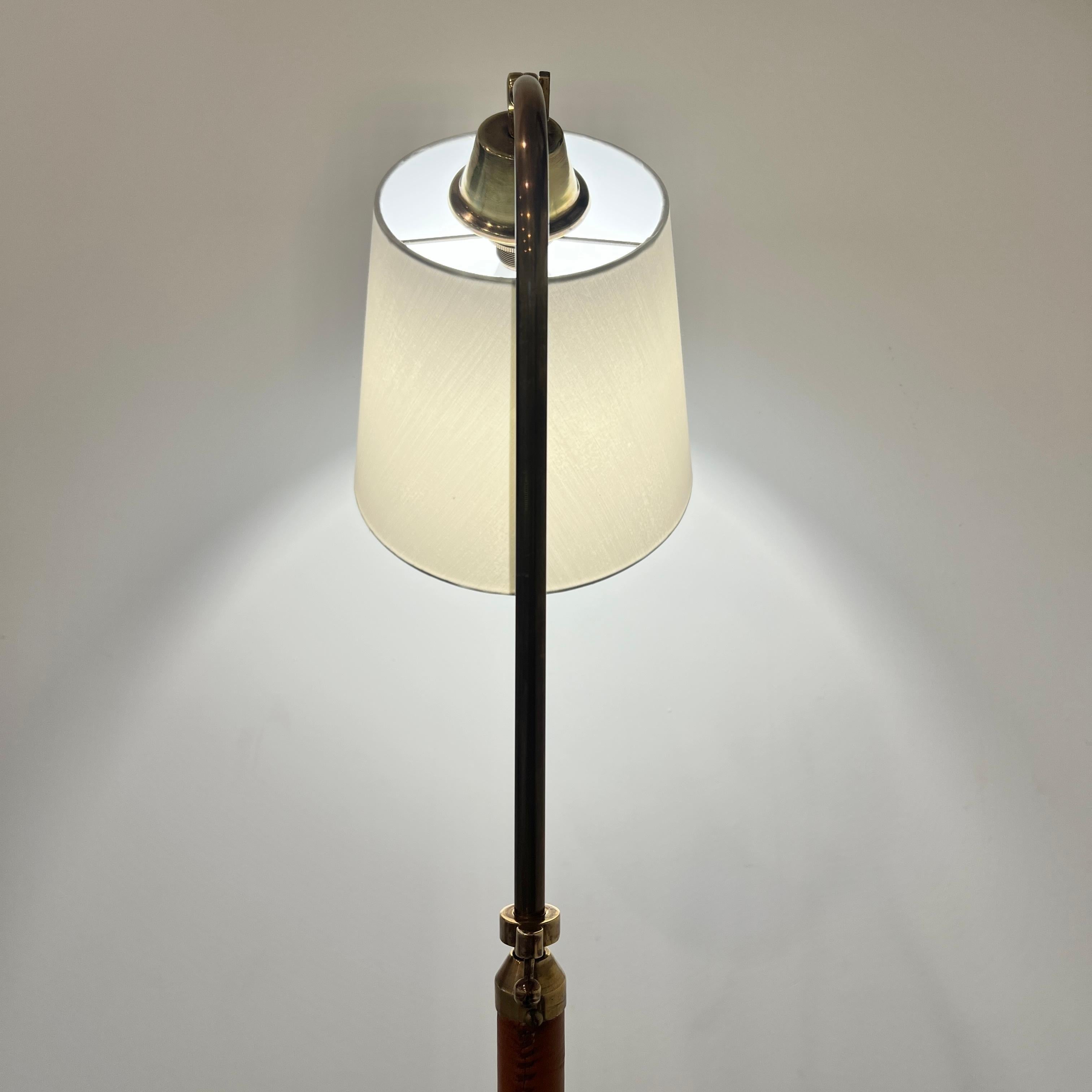 Lámpara de pie ajustable de latón y cuero Jacques Adnet, años 50 Francia en venta 5