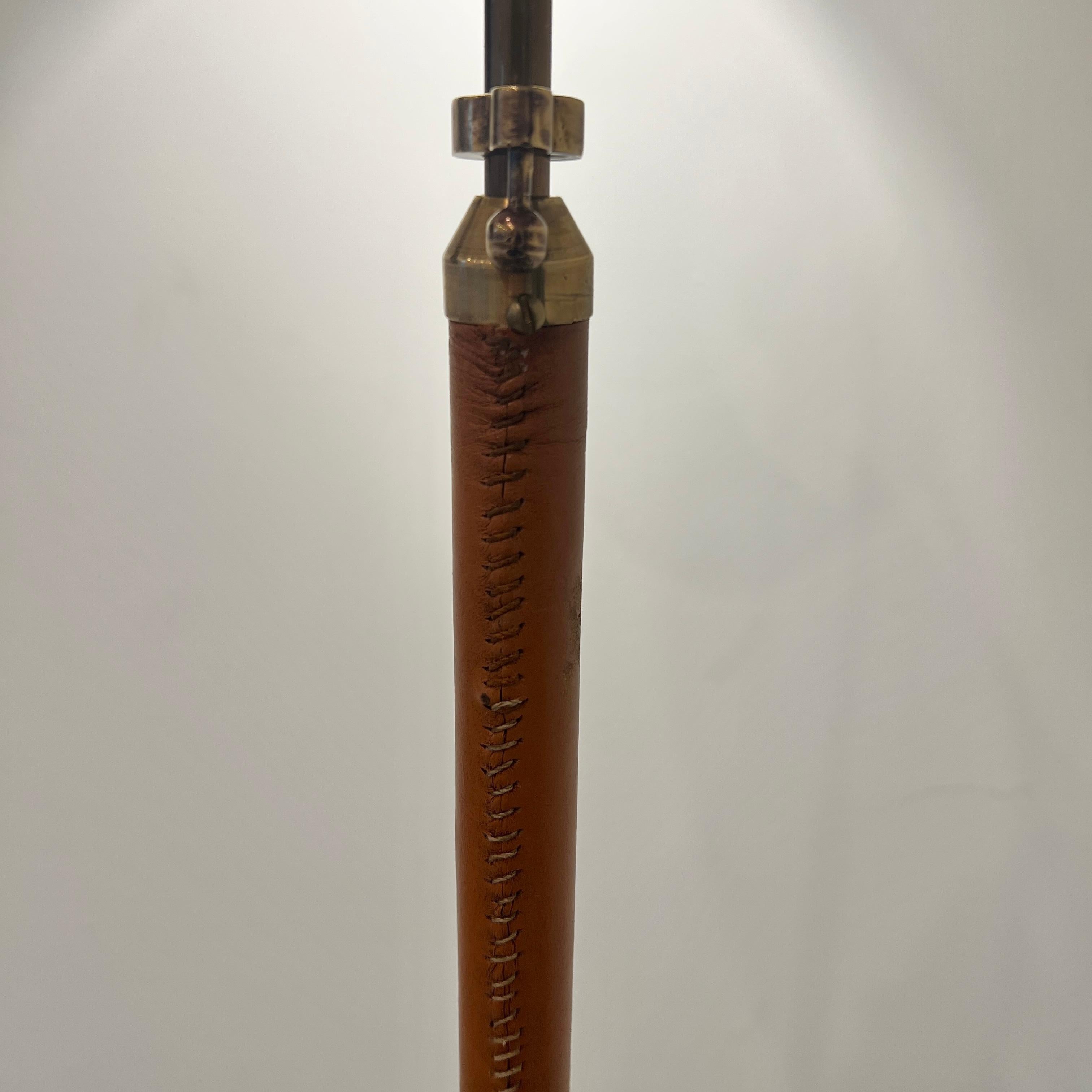 Lámpara de pie ajustable de latón y cuero Jacques Adnet, años 50 Francia en venta 6