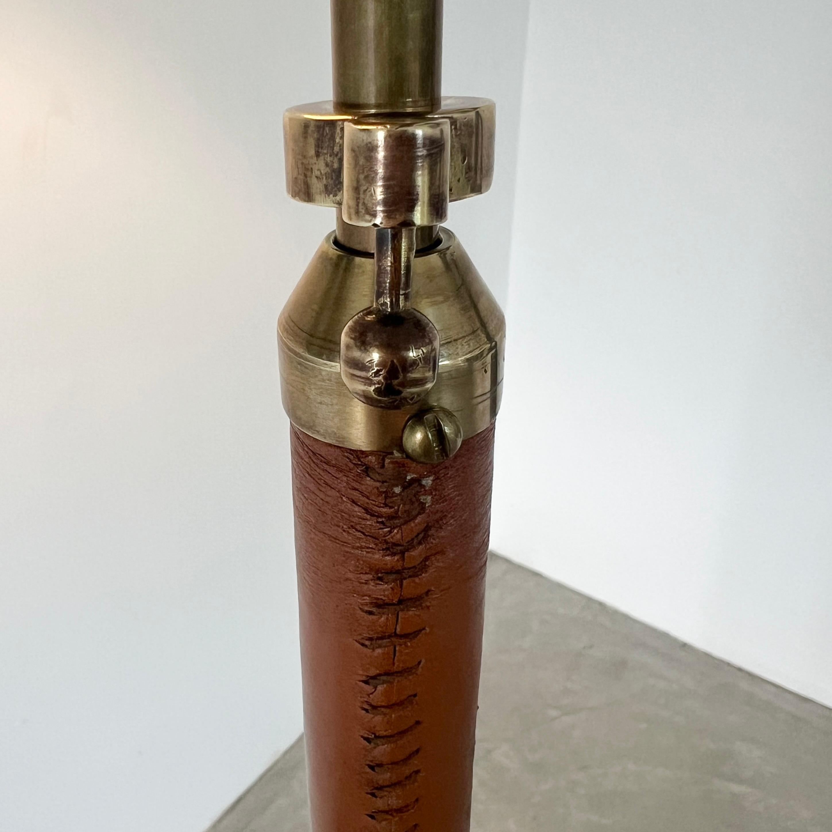 Lámpara de pie ajustable de latón y cuero Jacques Adnet, años 50 Francia en venta 9