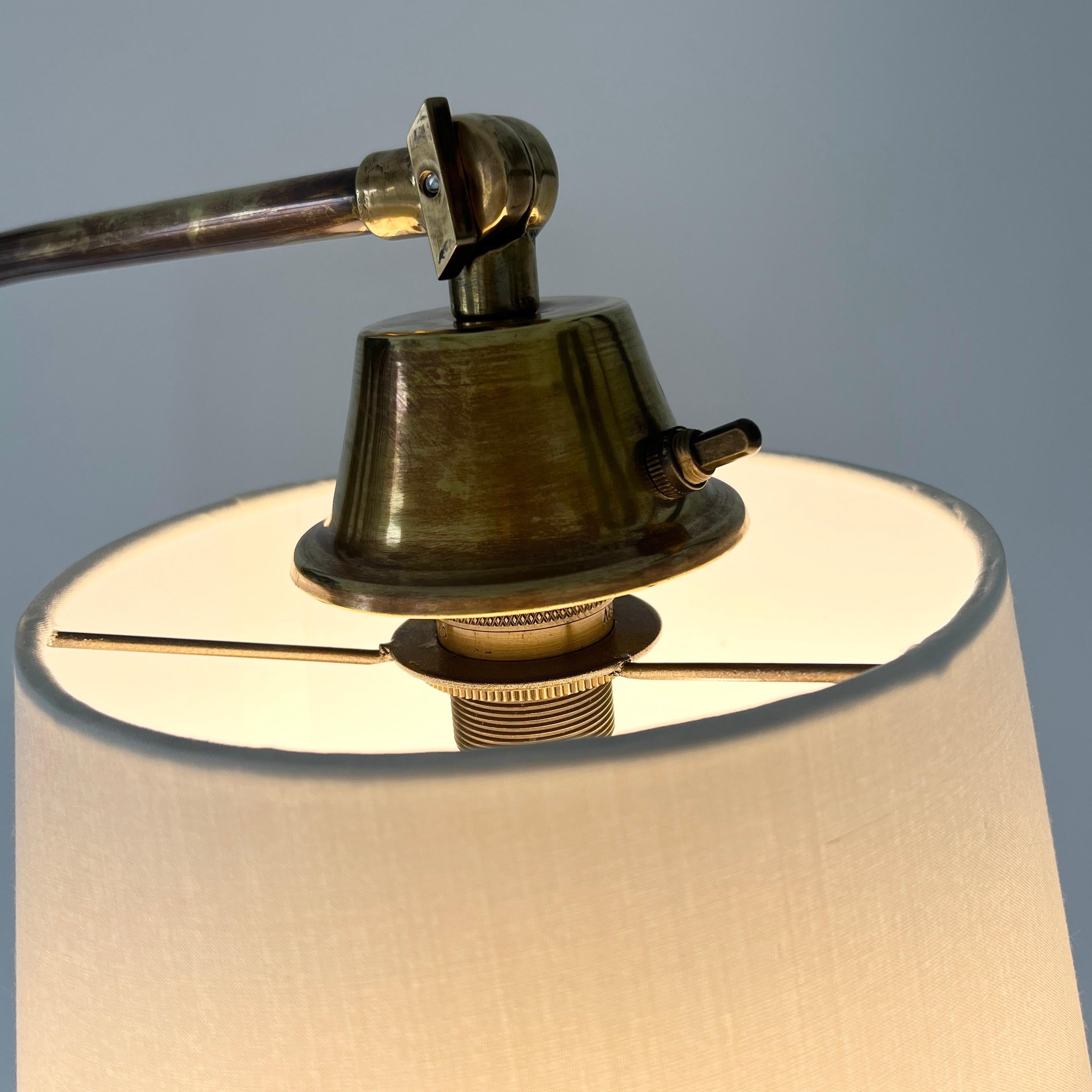 Lámpara de pie ajustable de latón y cuero Jacques Adnet, años 50 Francia en venta 10