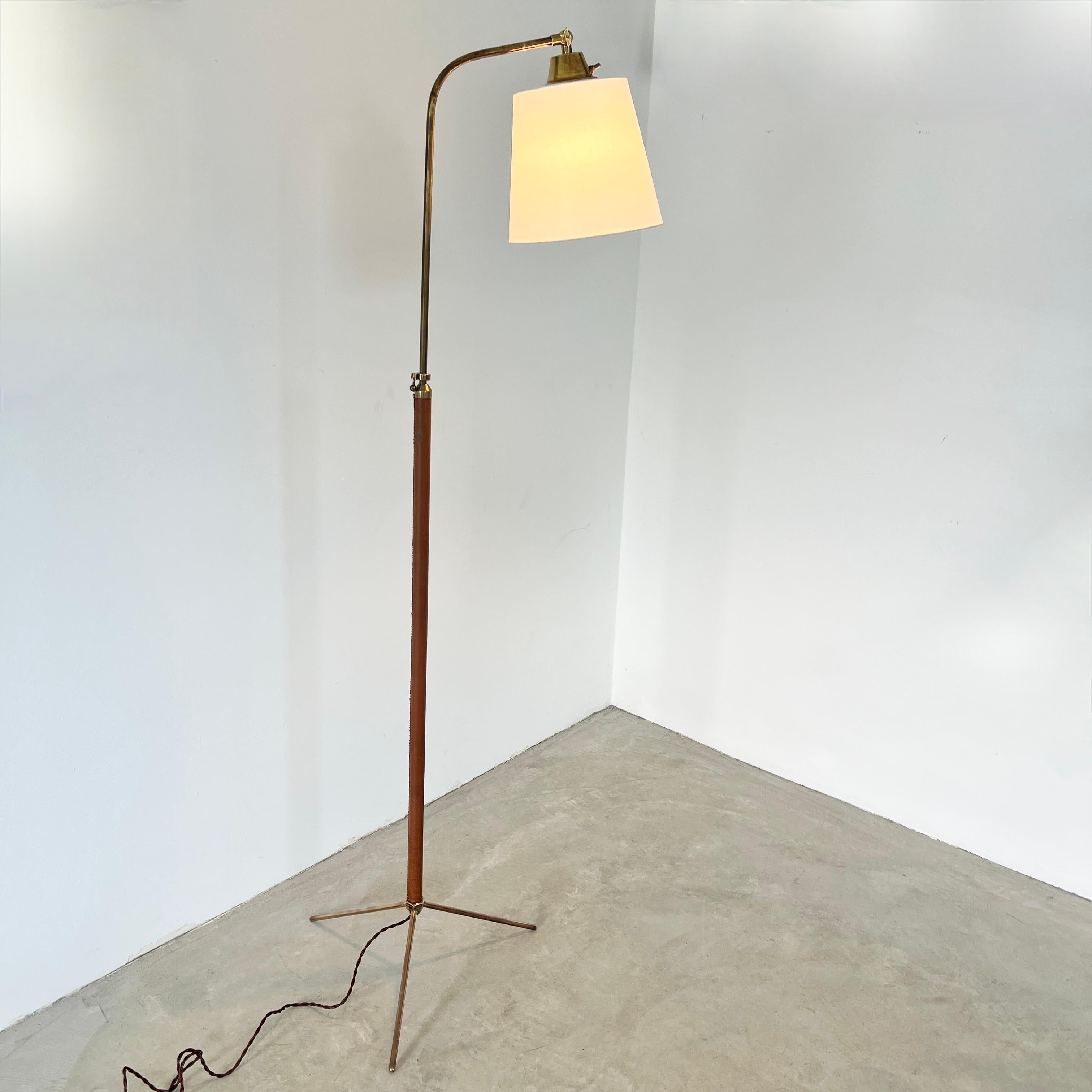 Lámpara de pie ajustable de latón y cuero Jacques Adnet, años 50 Francia en venta 11