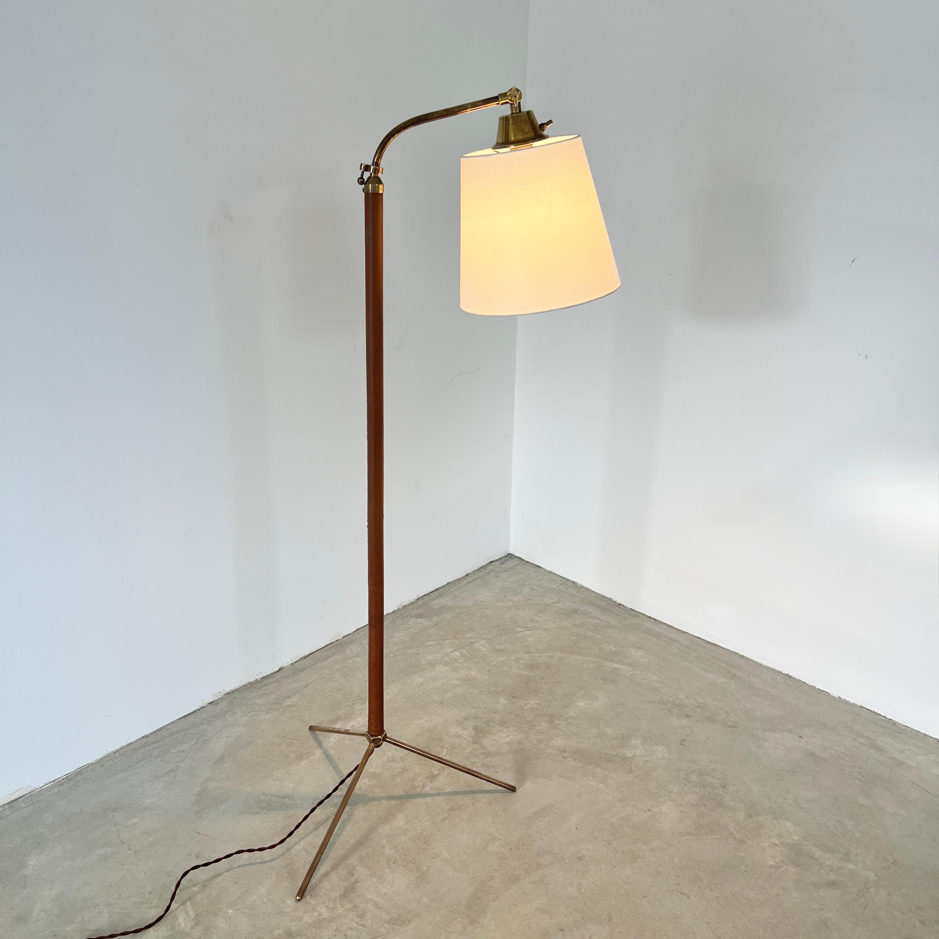 Lámpara de pie ajustable de latón y cuero Jacques Adnet, años 50 Francia en venta 12