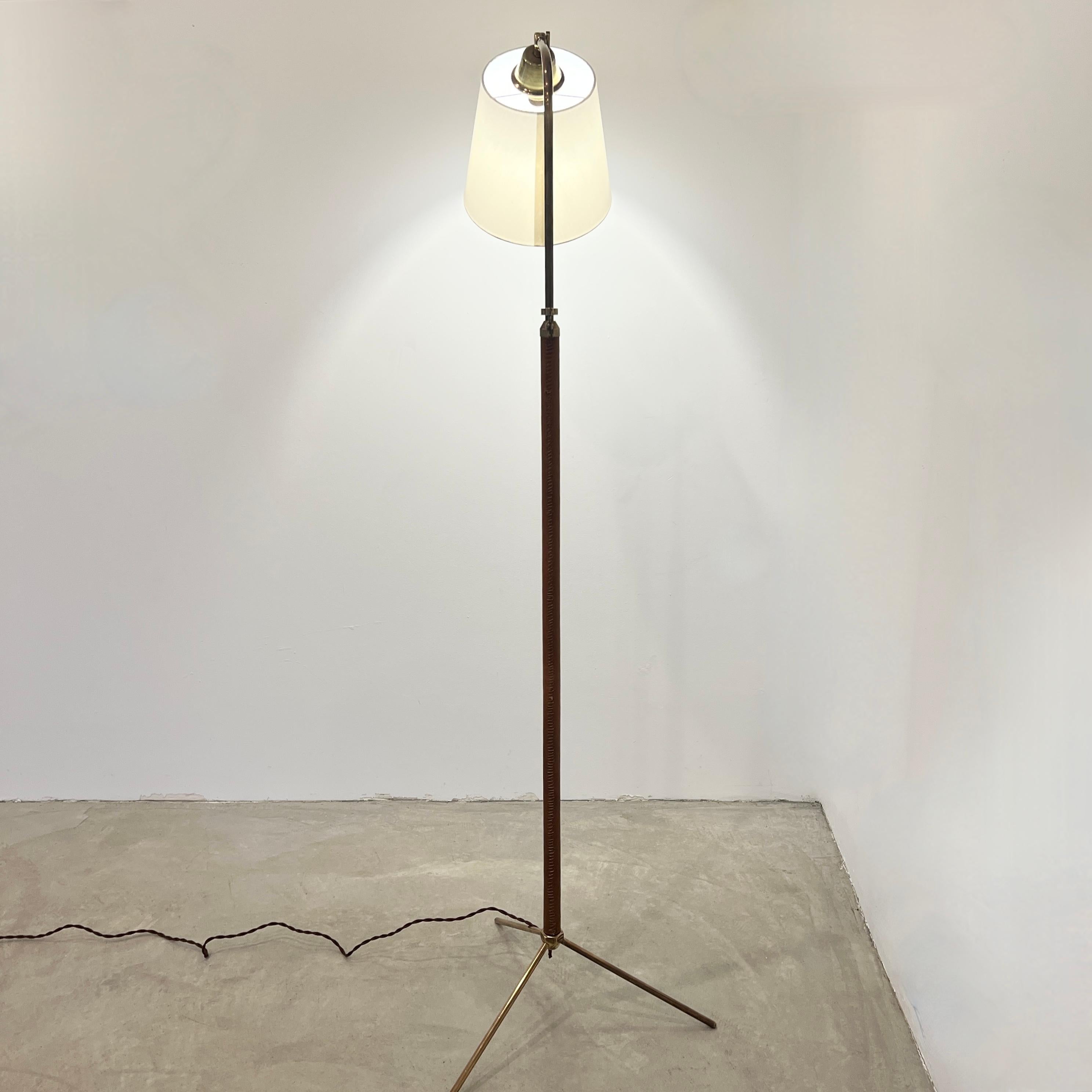 Lámpara de pie ajustable de latón y cuero Jacques Adnet, años 50 Francia en venta 3
