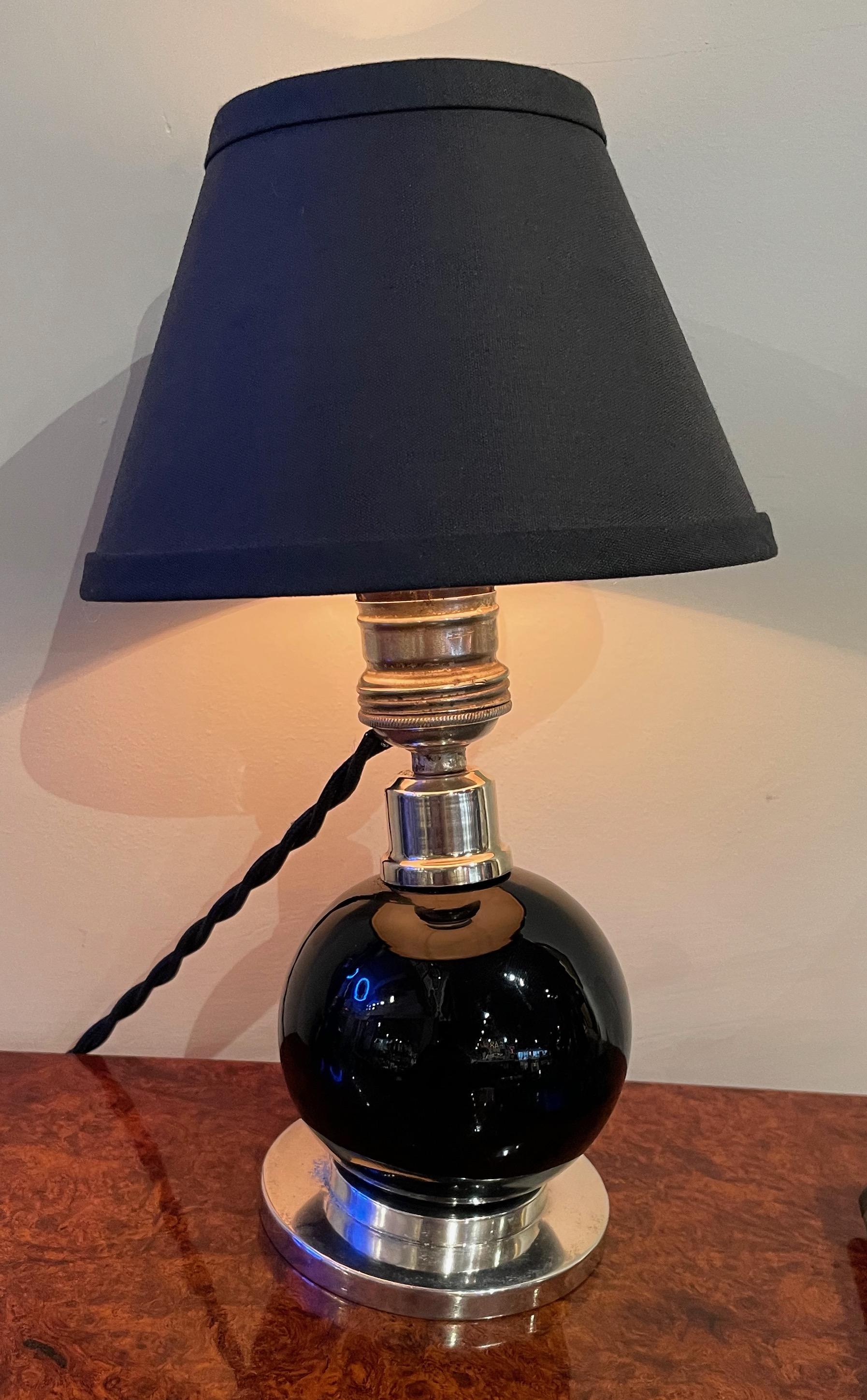 Rare lampe de Jacques Adnet réalisée en cristal noir de Baccarat avec une base en nickel. La balle peut être déplacée dans différentes positions. Cette lampe date des années 1940 et est documentée dans le livre Adnet (modèle 7706). Cette lampe