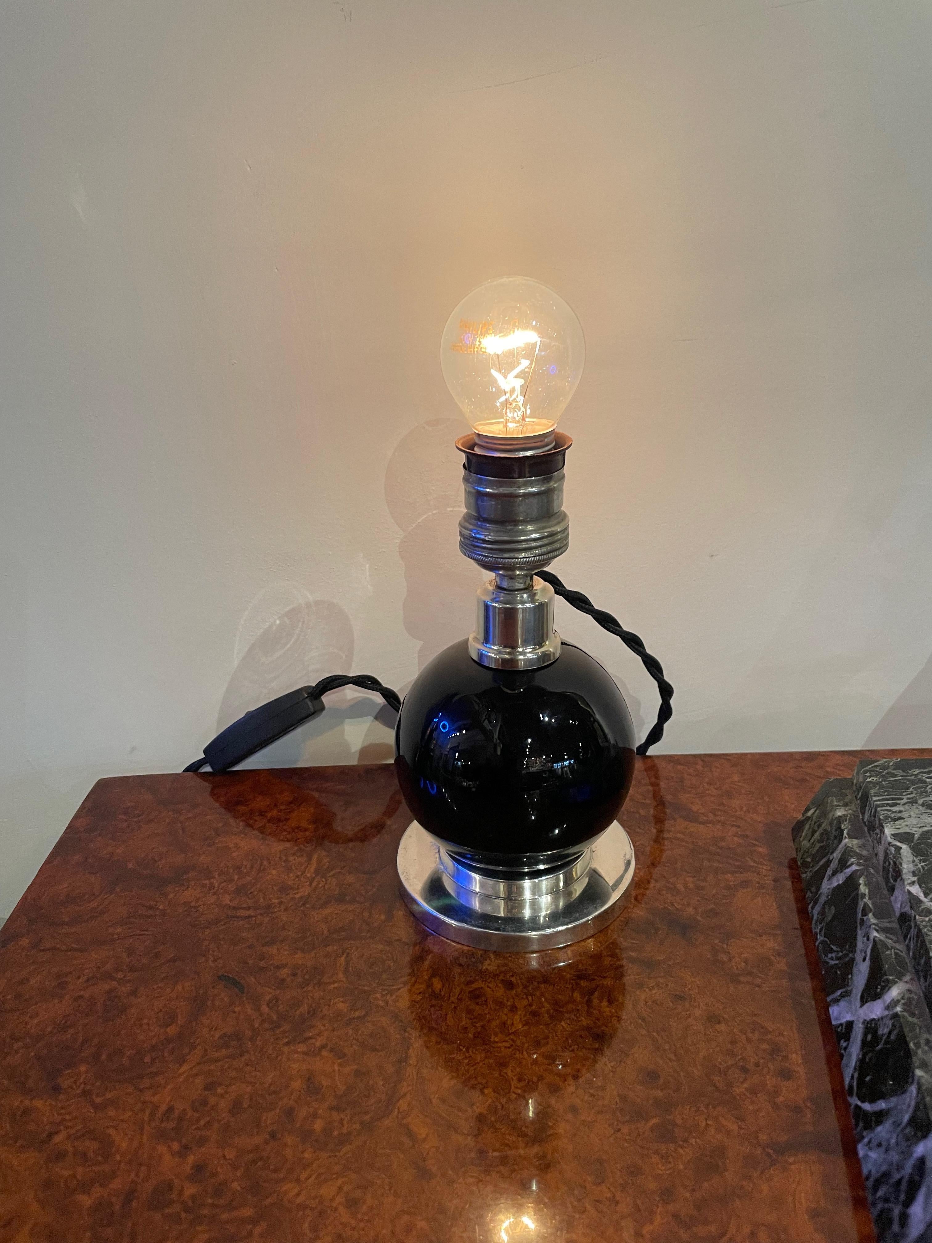 Lampe de bureau Art Déco Jacques Adnet et boule de cristal noir Baccarat Bon état - En vente à Oakland, CA