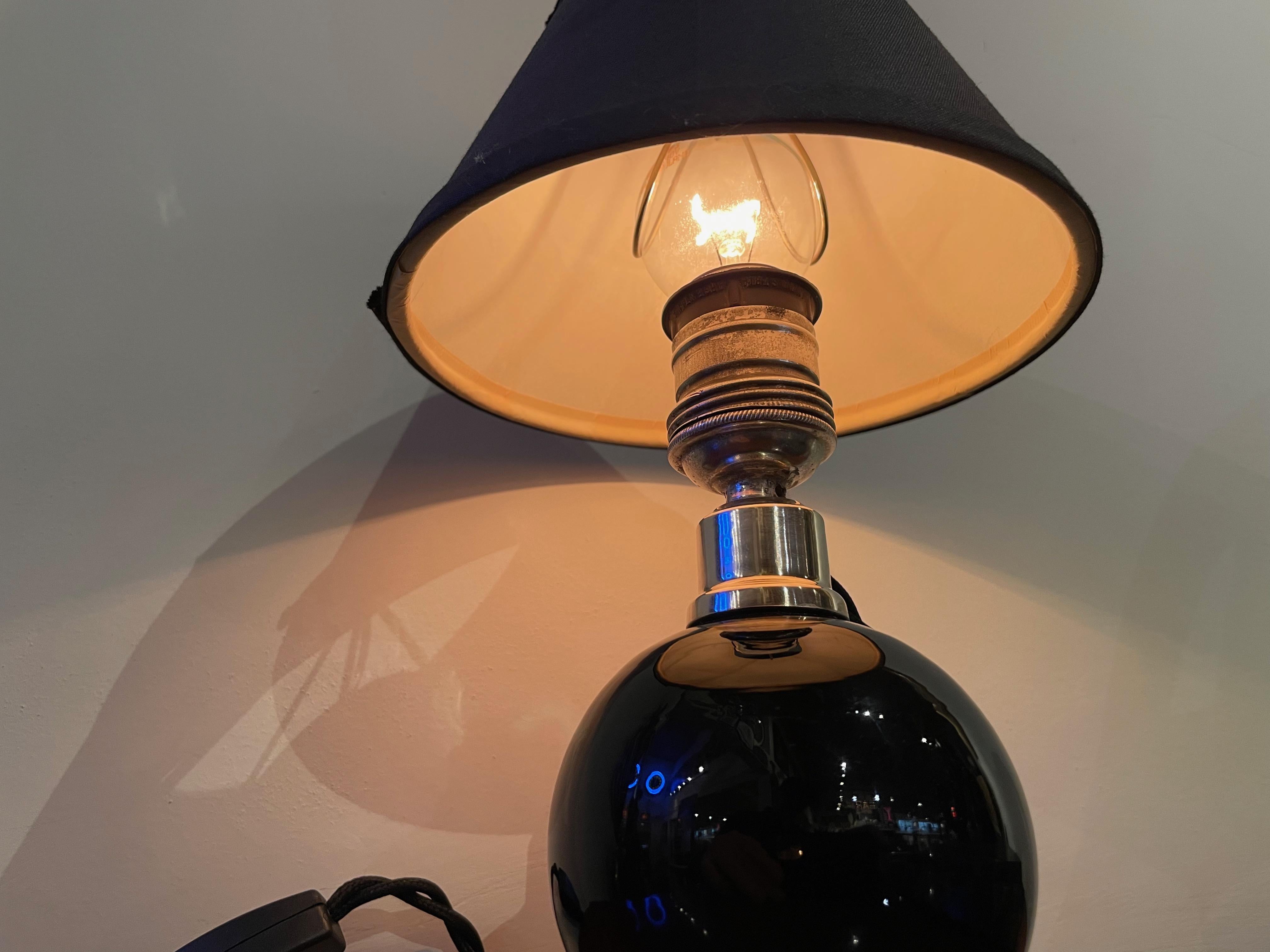 Milieu du XXe siècle Lampe de bureau Art Déco Jacques Adnet et boule de cristal noir Baccarat en vente