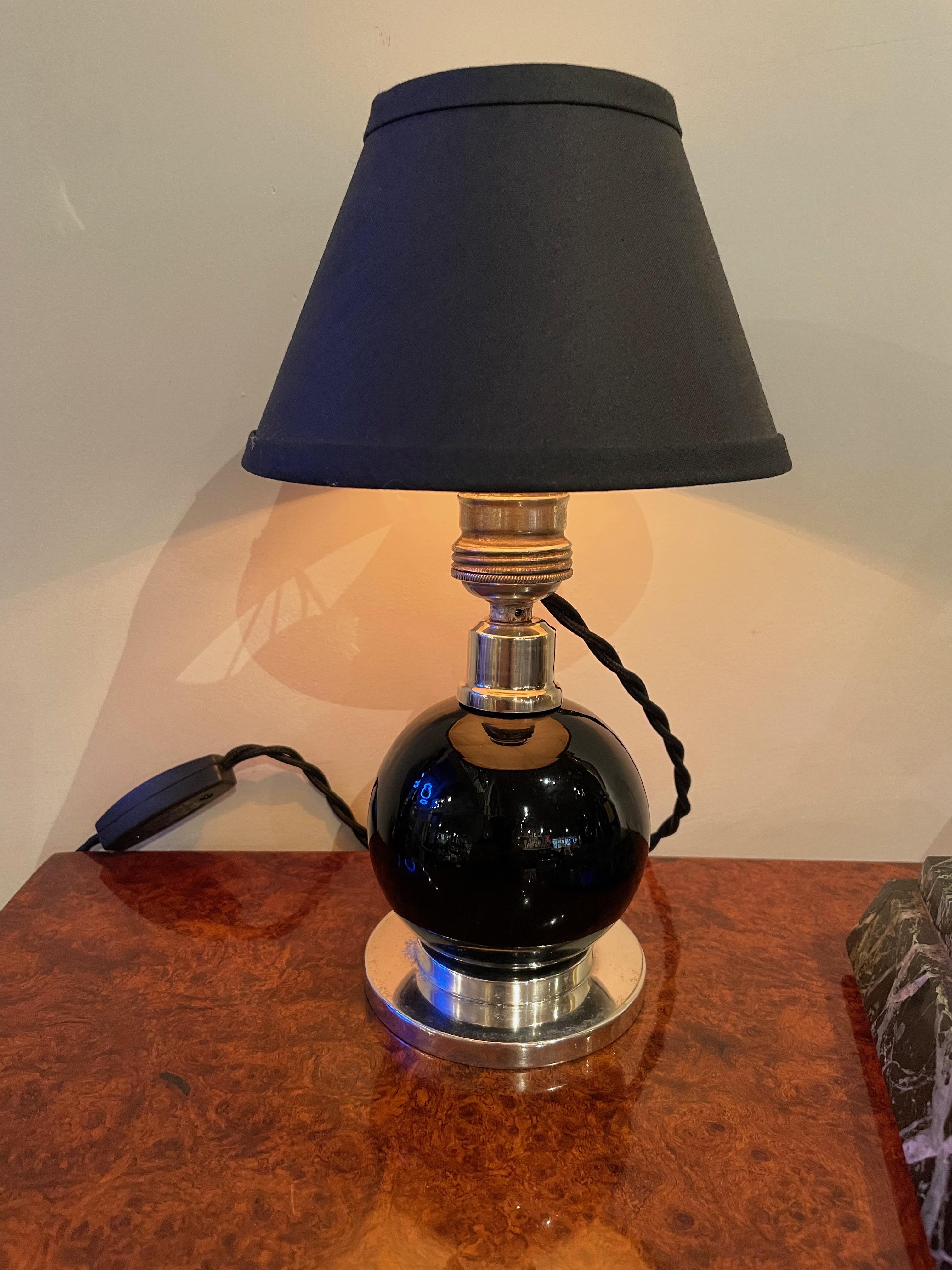 Métal Lampe de bureau Art Déco Jacques Adnet et boule de cristal noir Baccarat en vente